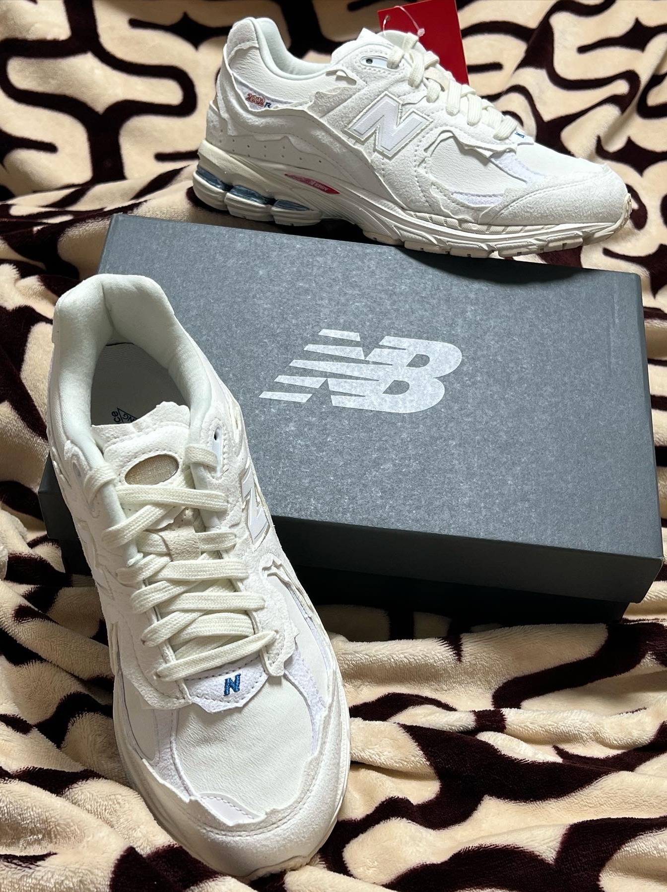 New Balance 2002R Protection Pack Sea Salt 착용 스타일