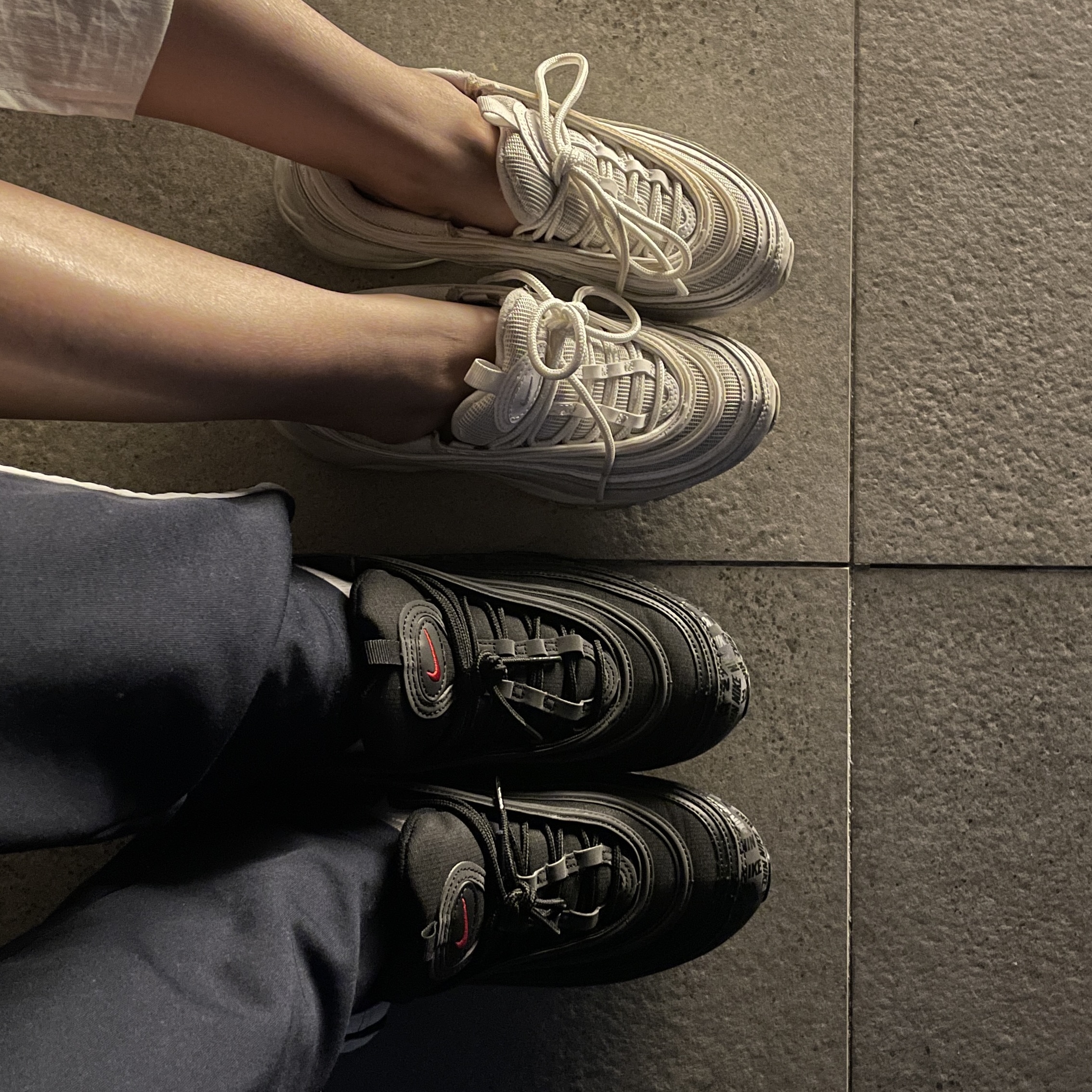 Nike Air Max 97 Triple White Wolf Grey, Nike Air Max 97 All Over Print Black Red 착용 스타일