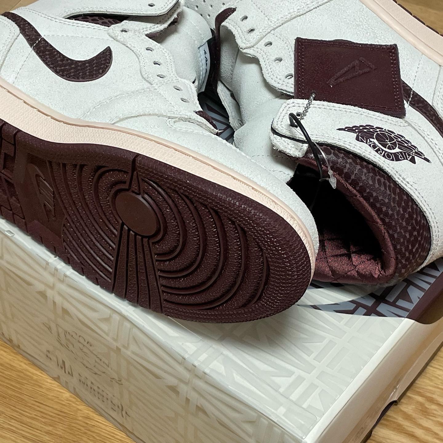 Jordan 1 x A Ma Maniere Retro High OG SP Sail and Burgundy 착용 스타일 - 4
