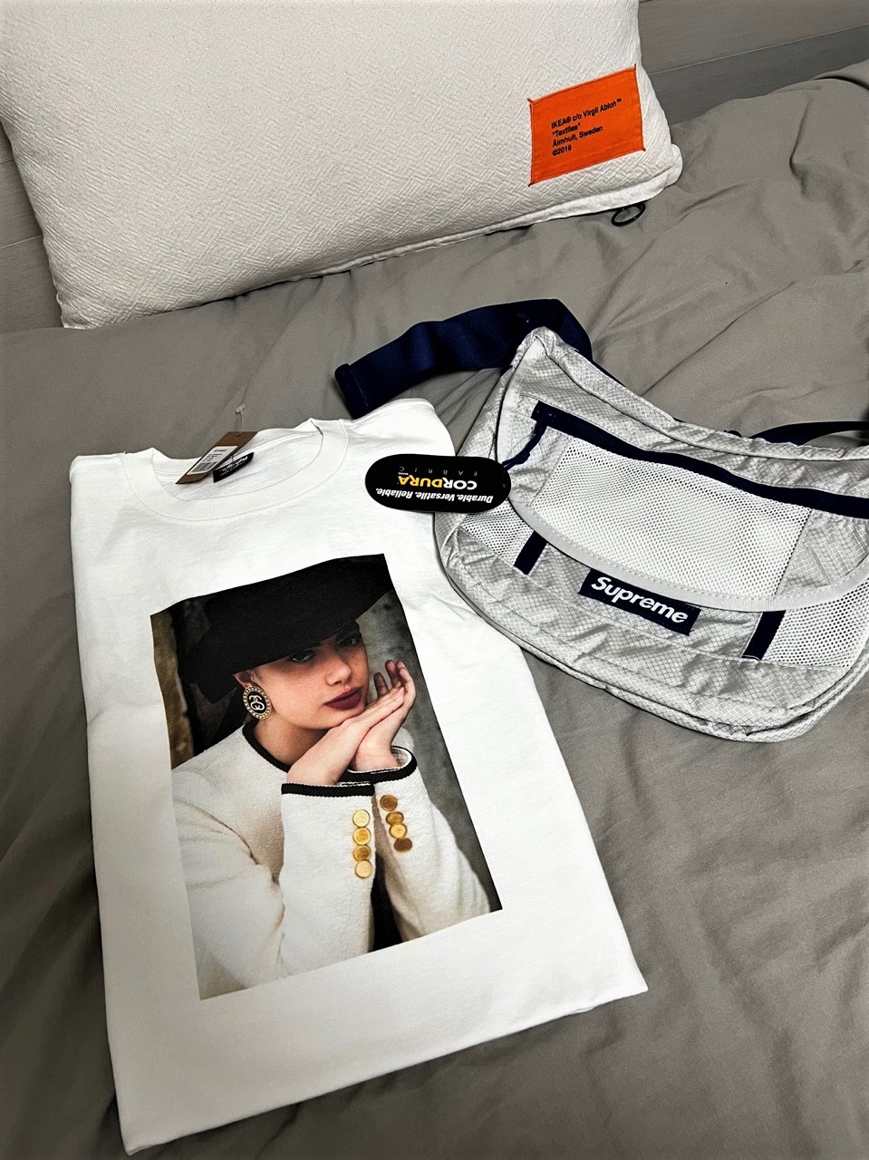 Stussy Boutique T-Shirt White, Supreme Small Messenger Bag Silver - 22SS 착용 스타일 - 1