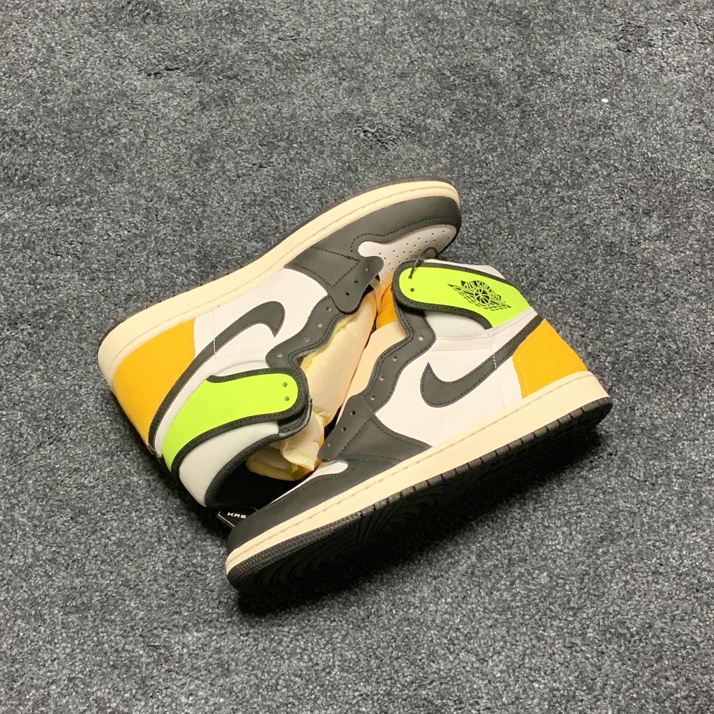 Jordan 1 Retro High OG Volt Gold 착용 스타일 - 2