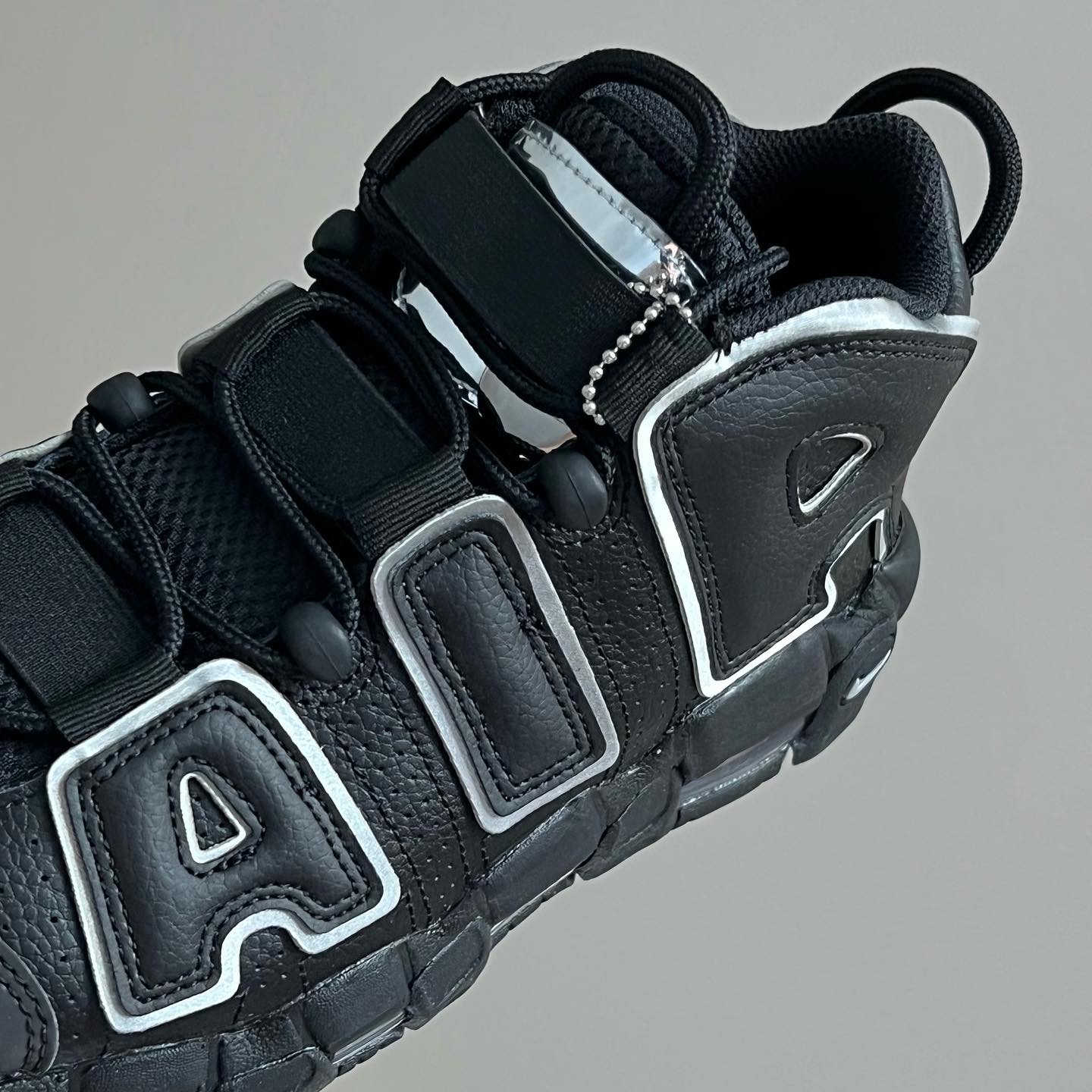 (W) Nike Air More Uptempo Black Silver 착용 스타일 - 2
