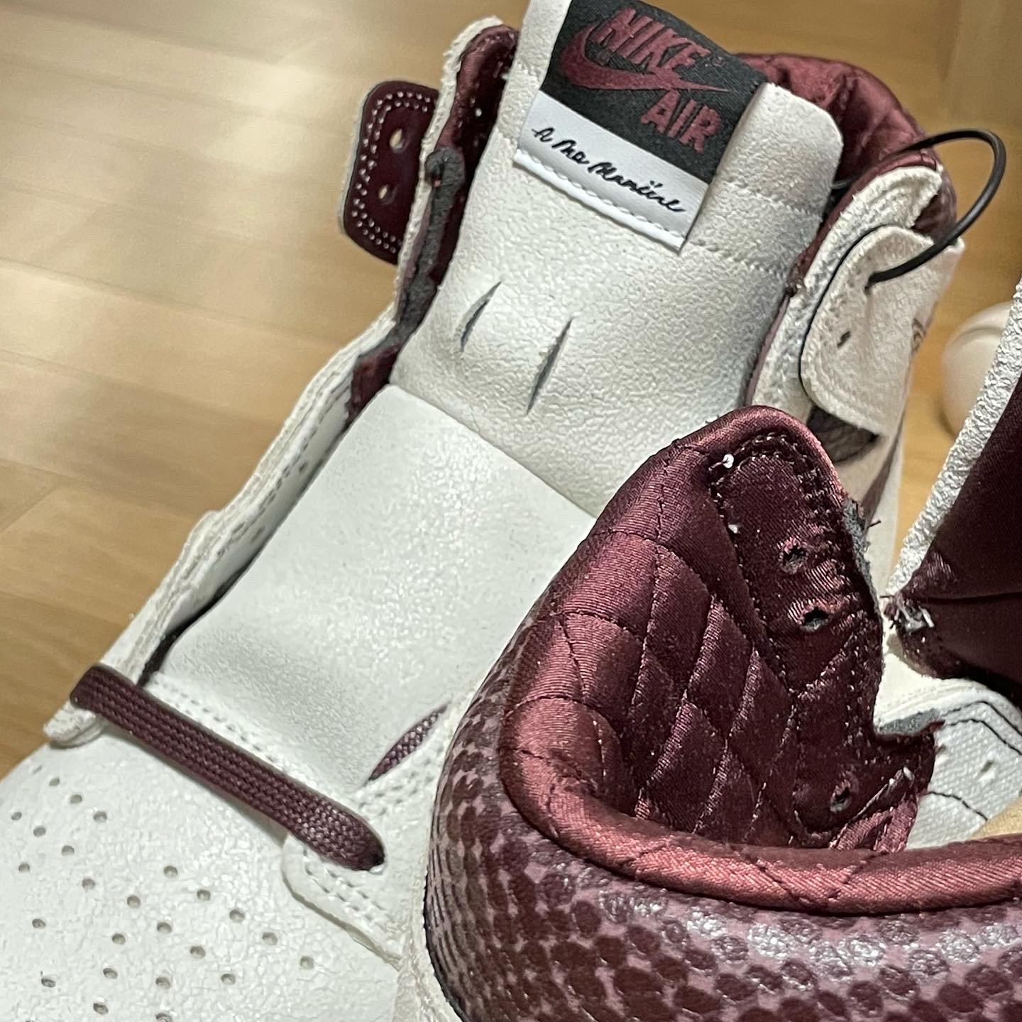 Jordan 1 x A Ma Maniere Retro High OG SP Sail and Burgundy 착용 스타일 - 3