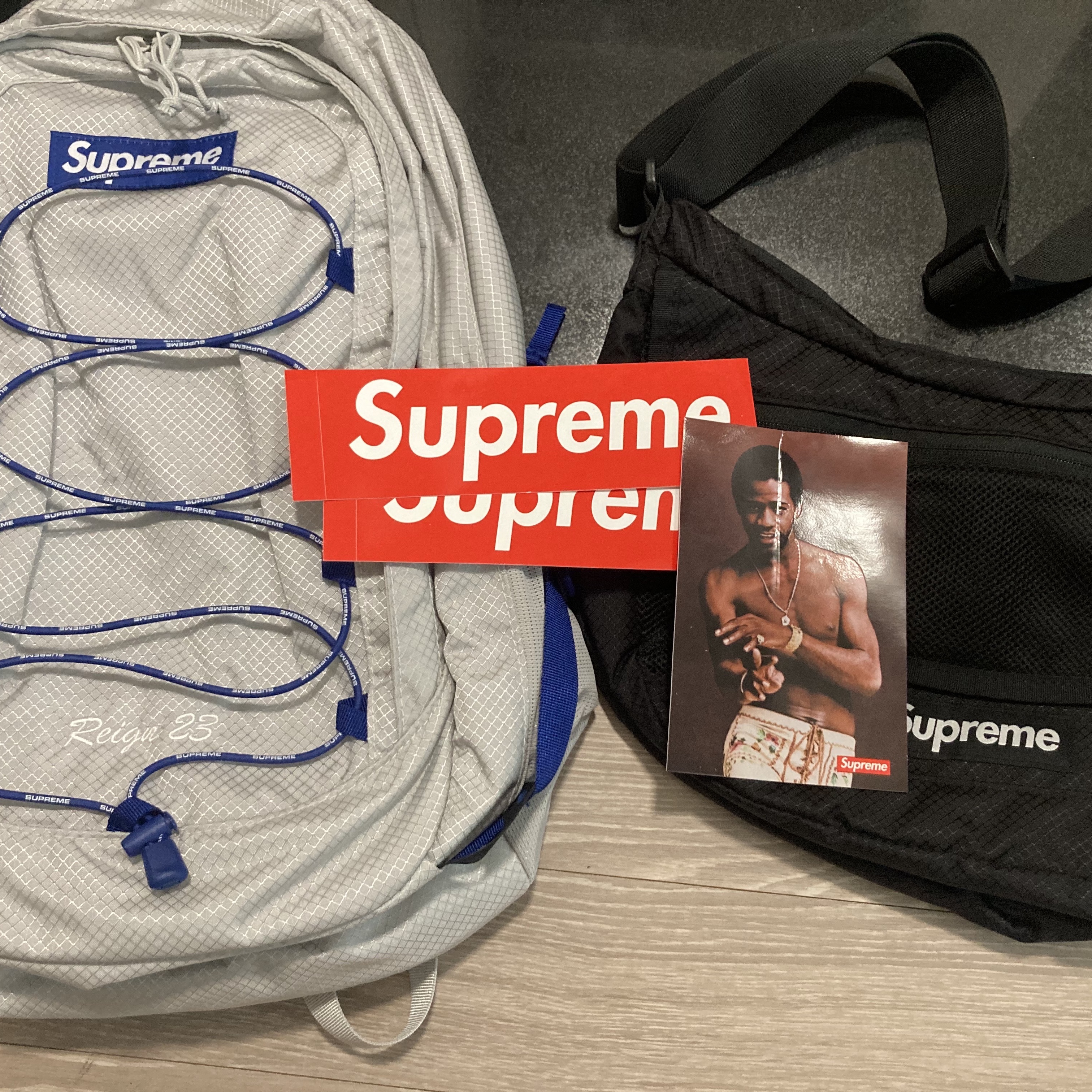Supreme Backpack Silver - 22SS, Supreme Small Messenger Bag Black - 22SS 착용 스타일 - 1