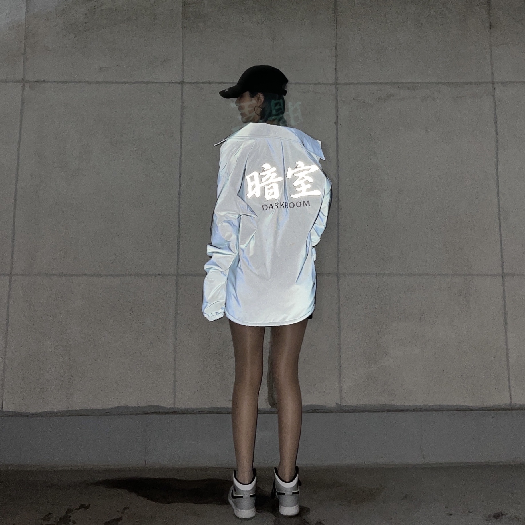 Darkr8m Studio x Hardhitters Reflective Coach Jacket Black, Casetify x Darkr8m Studio Silver Stitch Logo Impact iPhone Case Double Black 착용 스타일 - 3