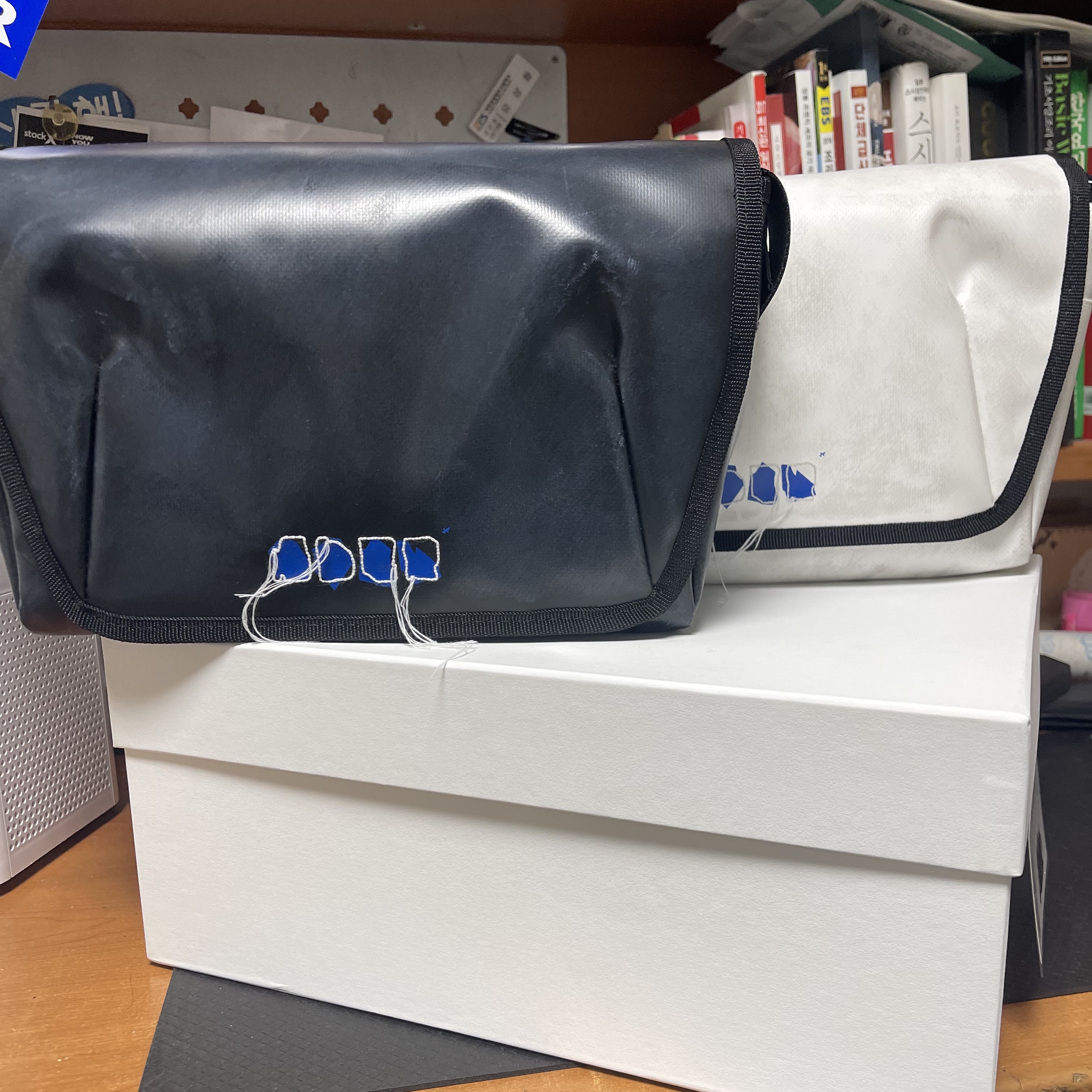 Ader Error Trace Admore Crossbody Bag Black, Ader Error Trace Admore Crossbody Bag White 착용 스타일
