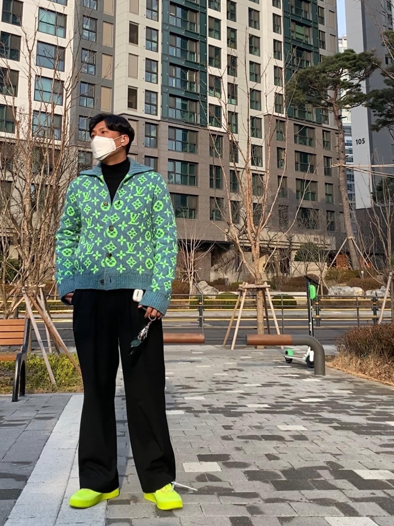Louis Vuitton Signature Cardigan Multicolor, Nike x Off-White Air Force 1 Low Volt 착용 스타일