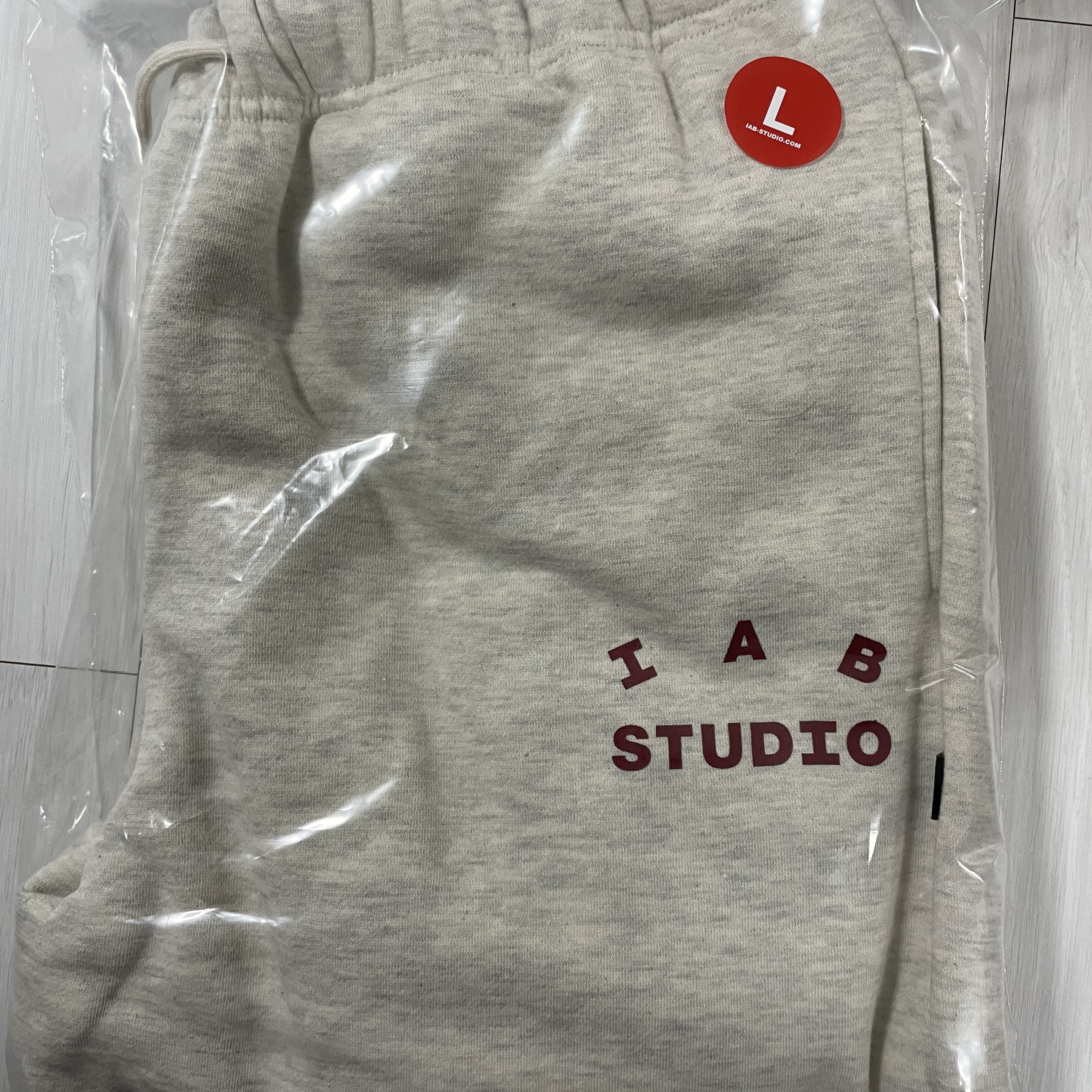 IAB Studio Sweatpants Oatmeal Burgundy - 22SS 착용 스타일
