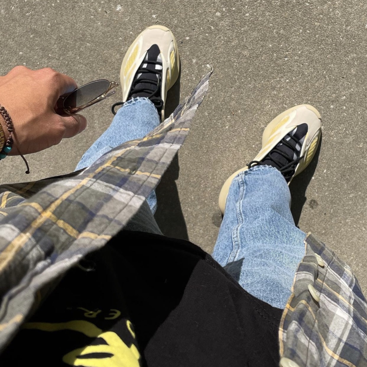 Adidas Yeezy 700 V3 Mono Safflower, Adidas Yeezy 700 V3 Safflower 착용 스타일 - 1