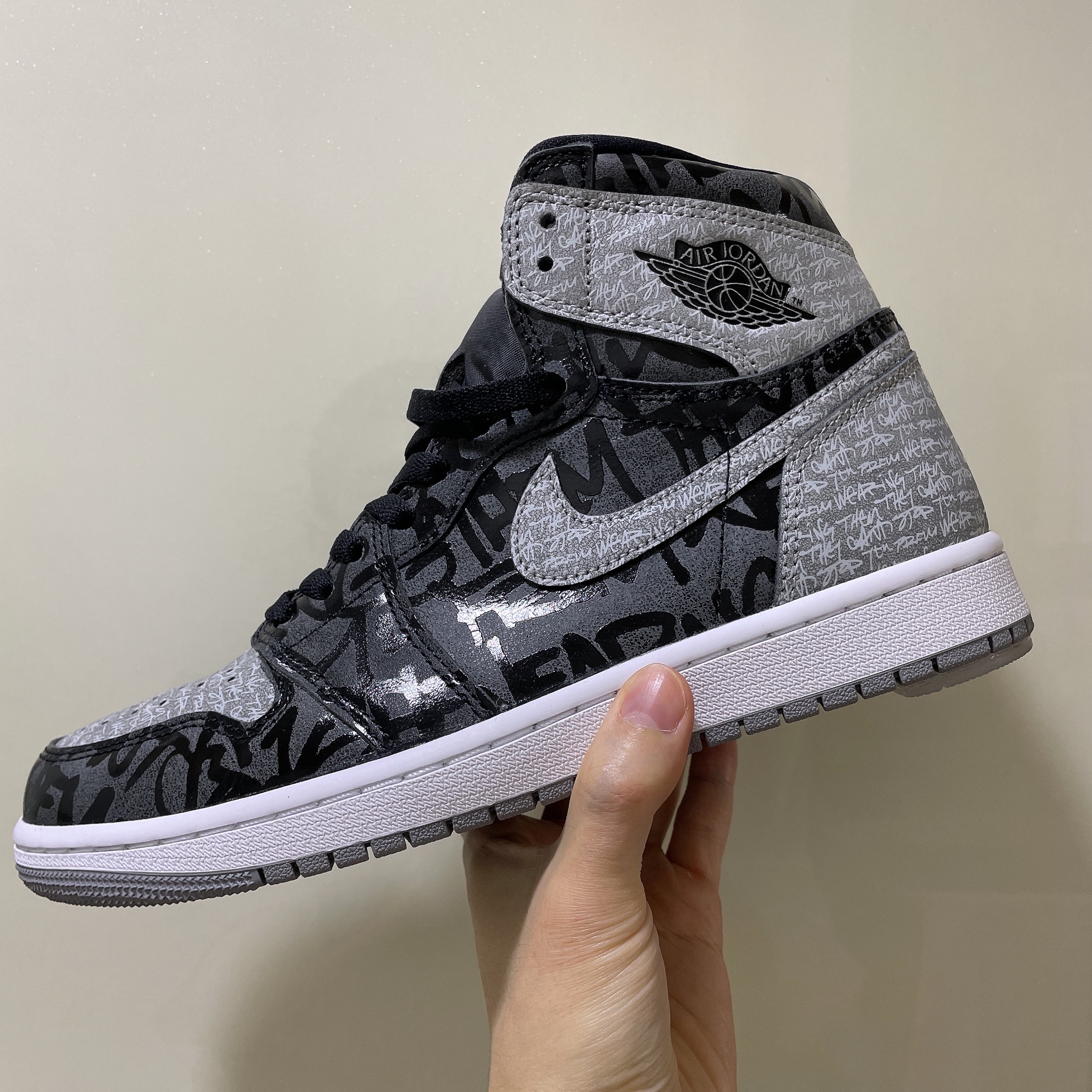 Jordan 1 Retro High OG Rebellionaire 착용 스타일 - 1
