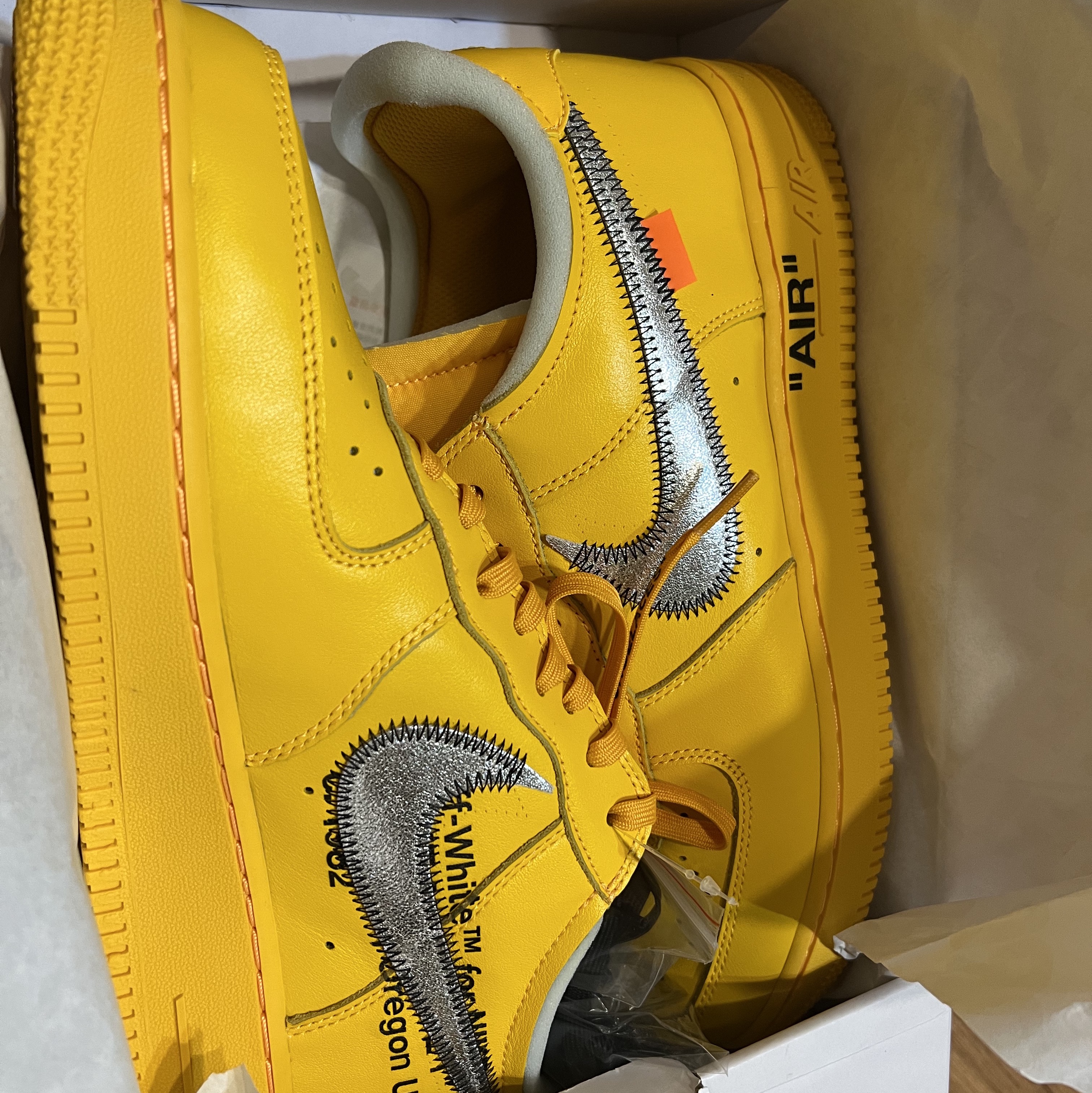 Nike x Off-White Air Force 1 '07 University Gold 착용 스타일