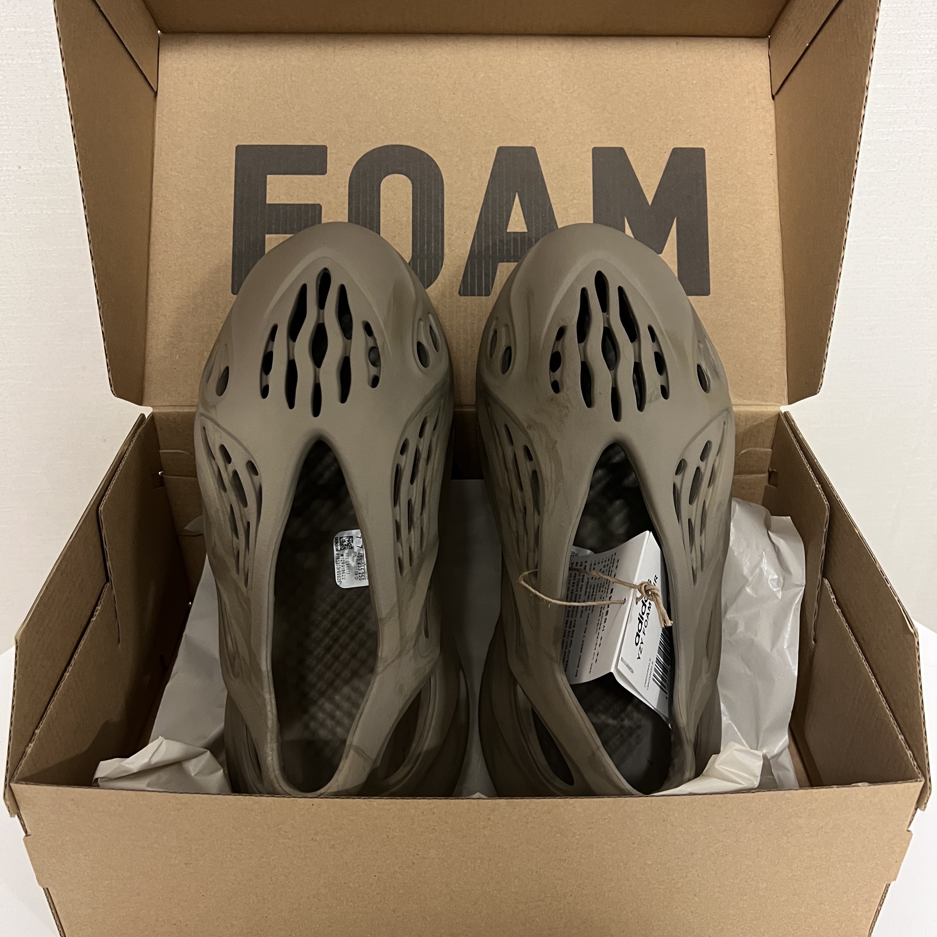 Adidas Yeezy Foam RNNR Stone Sage 착용 스타일 - 1