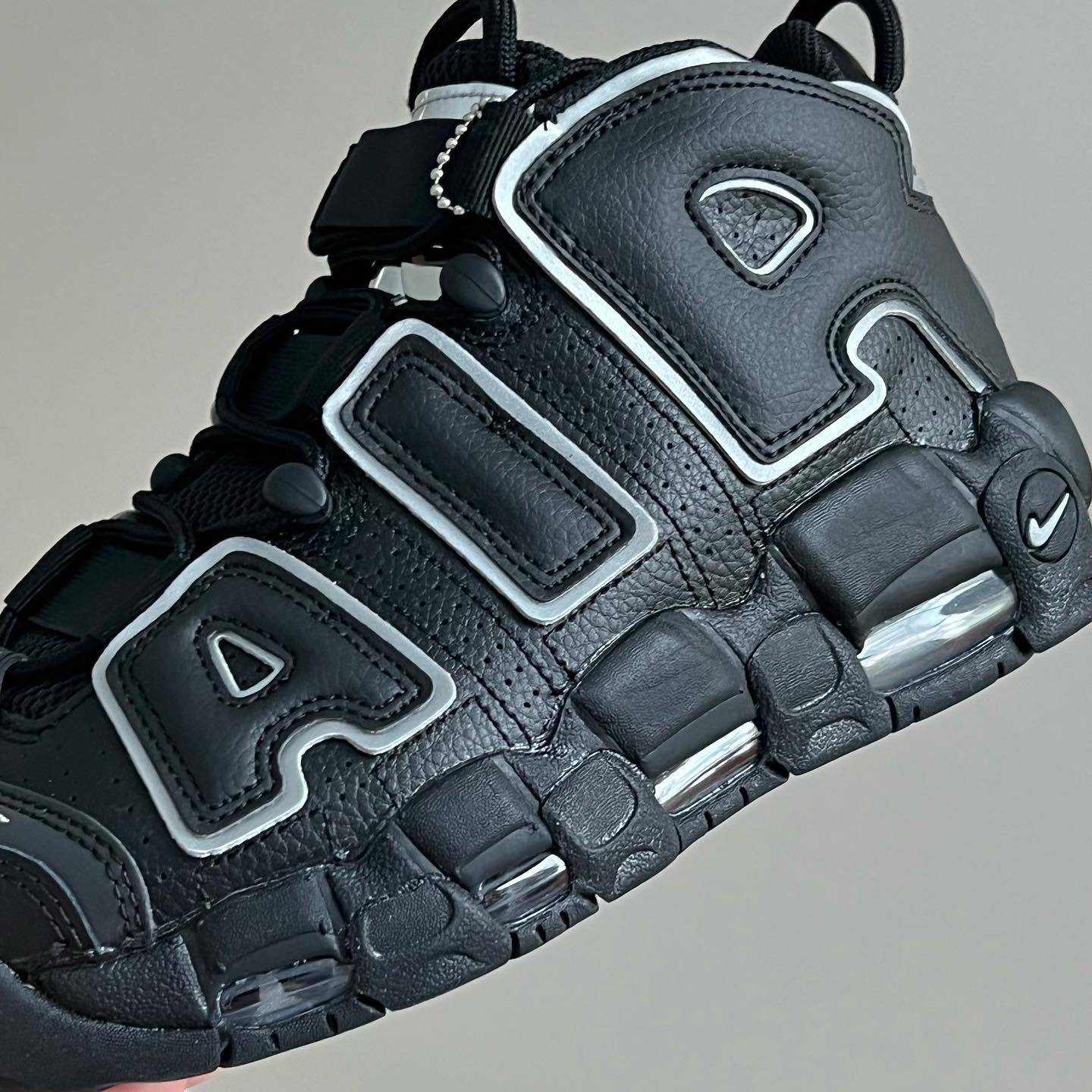(W) Nike Air More Uptempo Black Silver 착용 스타일 - 1