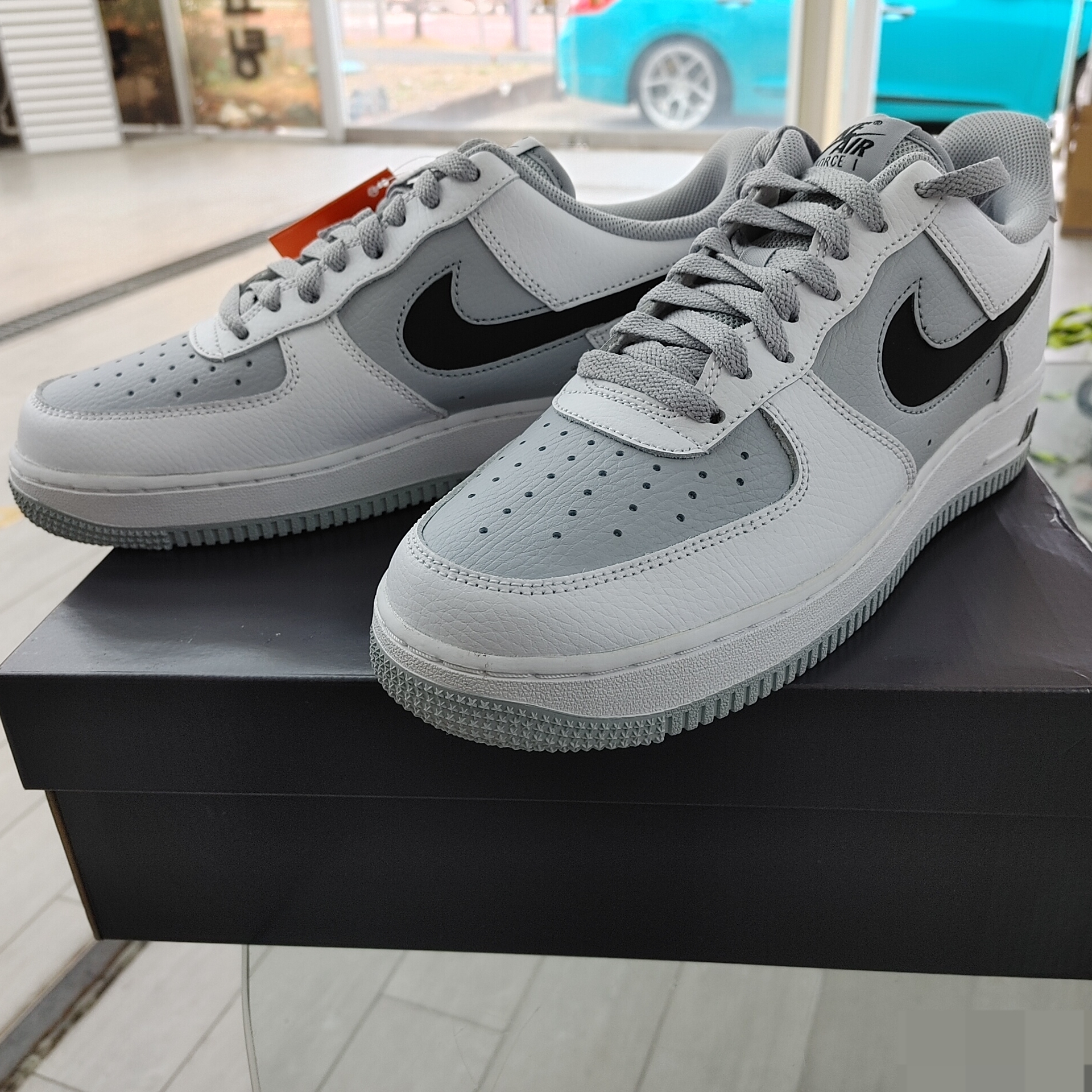 Nike Air Force 1 '07 Cut Out Swoosh Cool Grey 착용 스타일 - 3
