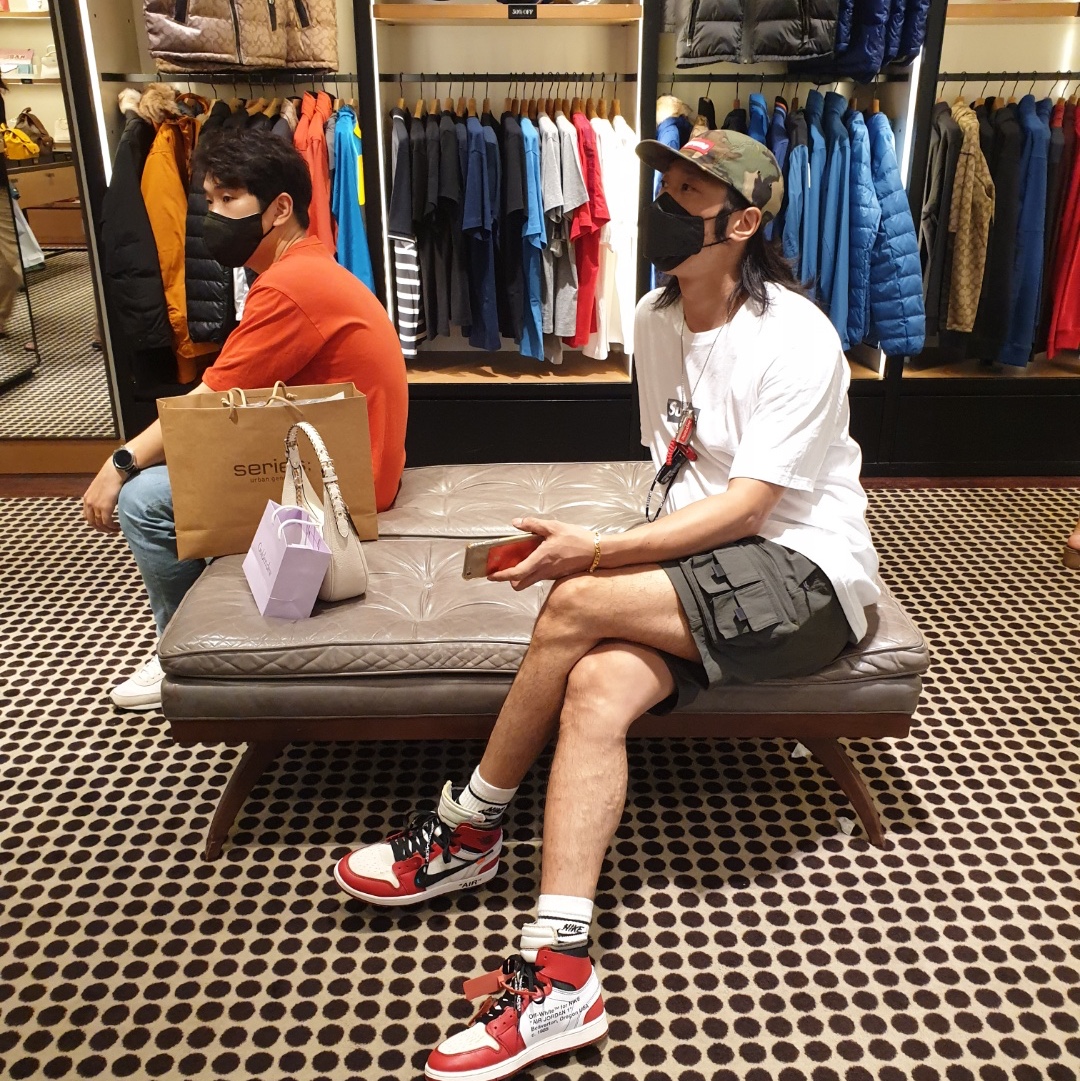 Jordan 1 x Off-White Retro High Chicago The Ten, Supreme x Emilio Pucci Box Logo T-Shirt White Black - 21SS 착용 스타일 - 4