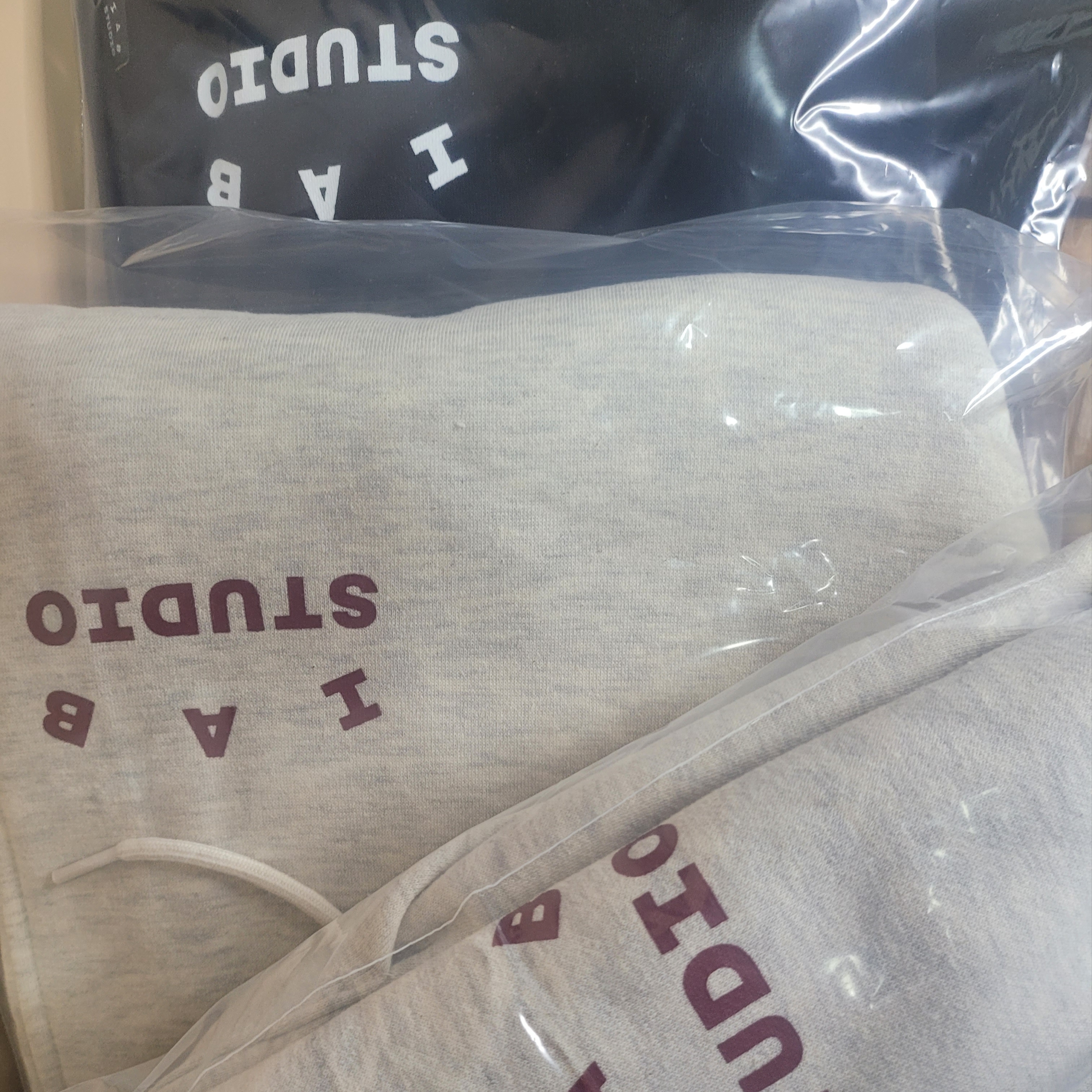 IAB Studio Hoodie Oatmeal Burgundy, IAB Studio Sweatpants Black White - 22SS 착용 스타일 - 3