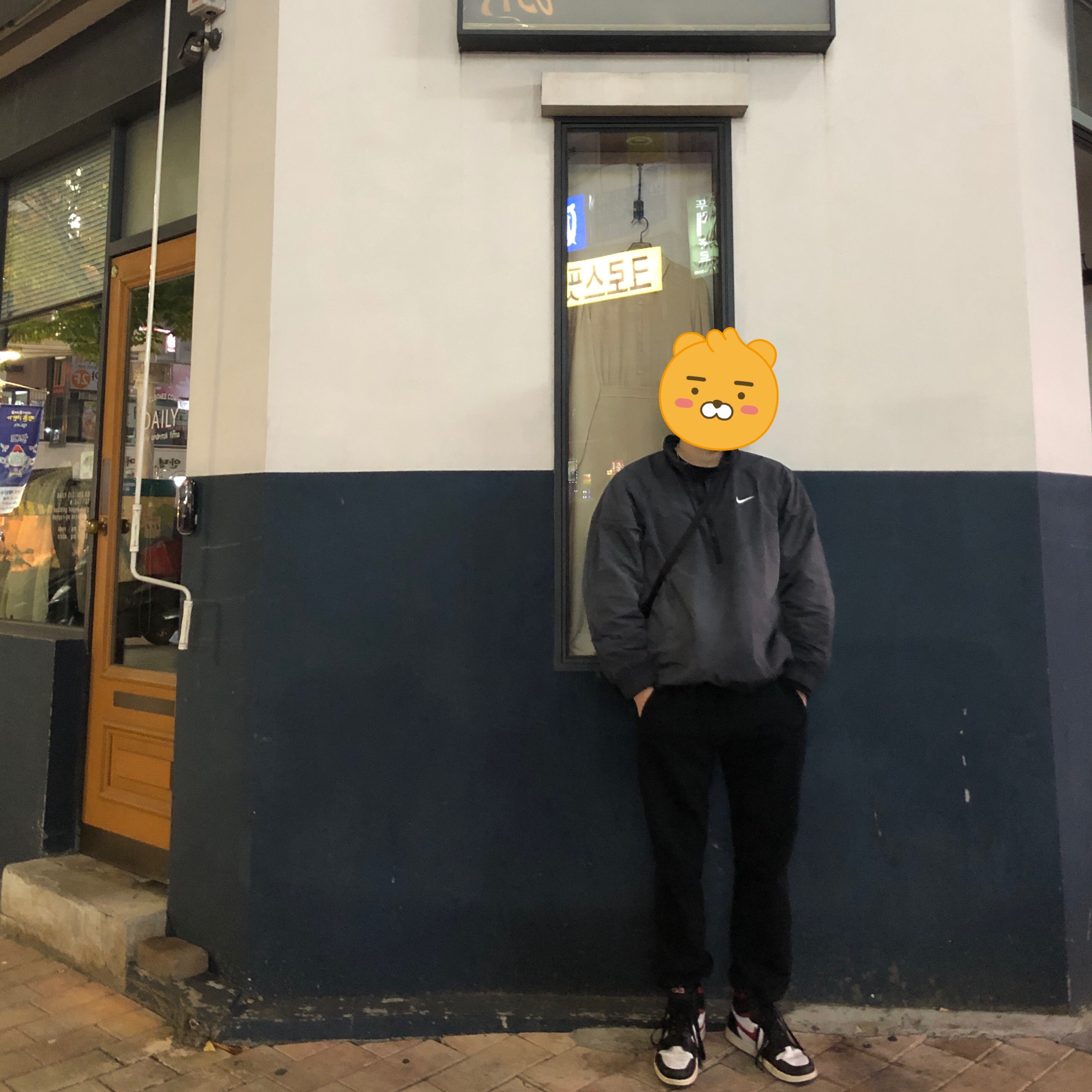 Nike x Stussy Windrunner Jacket Off Noir, Jordan 1 Retro High OG Gym Red 착용 스타일