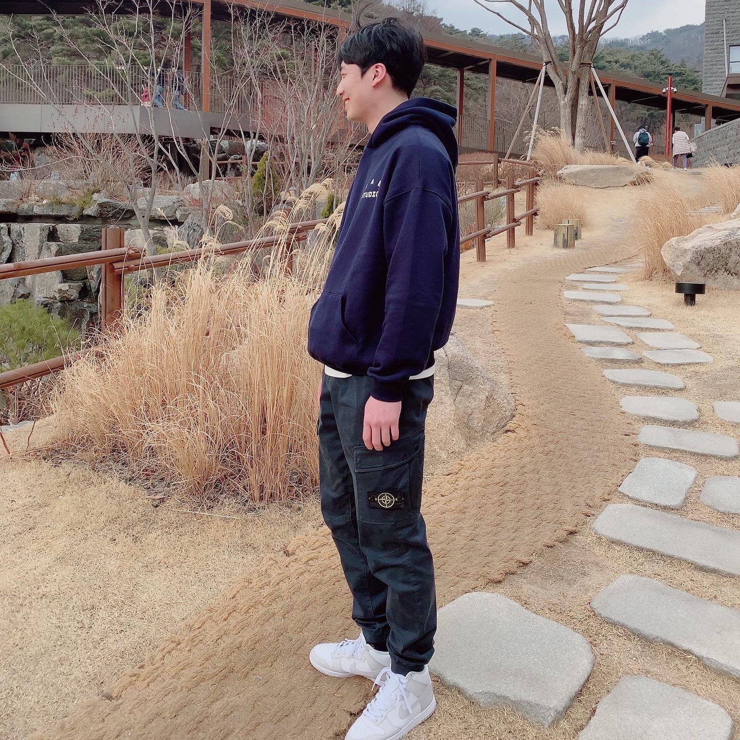 IAB Studio Hoodie Navy - 21SS, Stone Island 313L1 Old Dye Treatment Cargo Pants Steel Grey - 21FW 착용 스타일