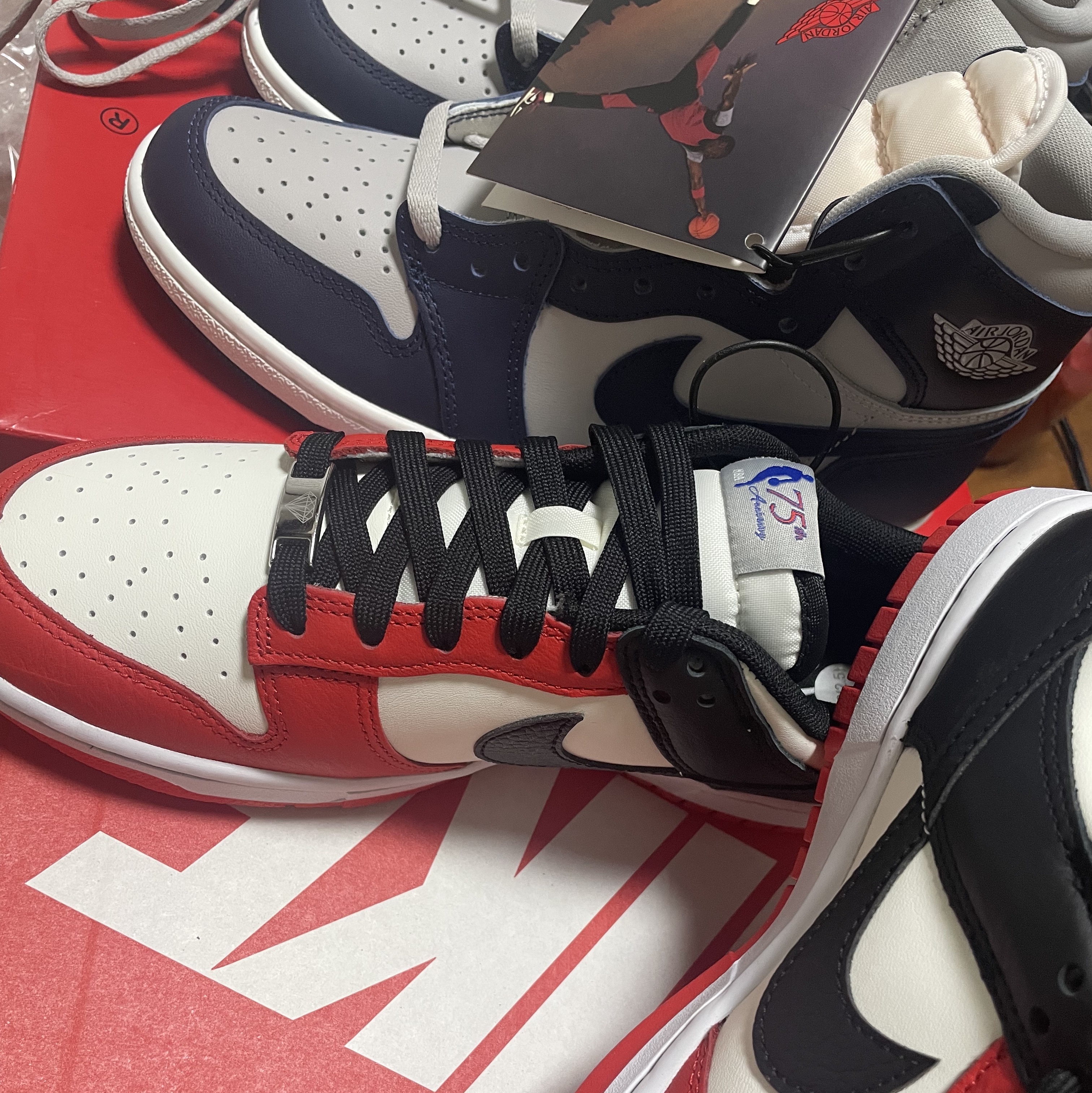 Nike x NBA Dunk Low Retro EMB Black and Chile Red, Jordan 1 High 85 College Navy 착용 스타일