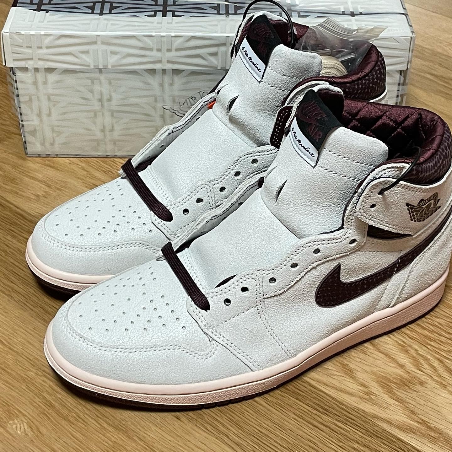 Jordan 1 x A Ma Maniere Retro High OG SP Sail and Burgundy 착용 스타일 - 1
