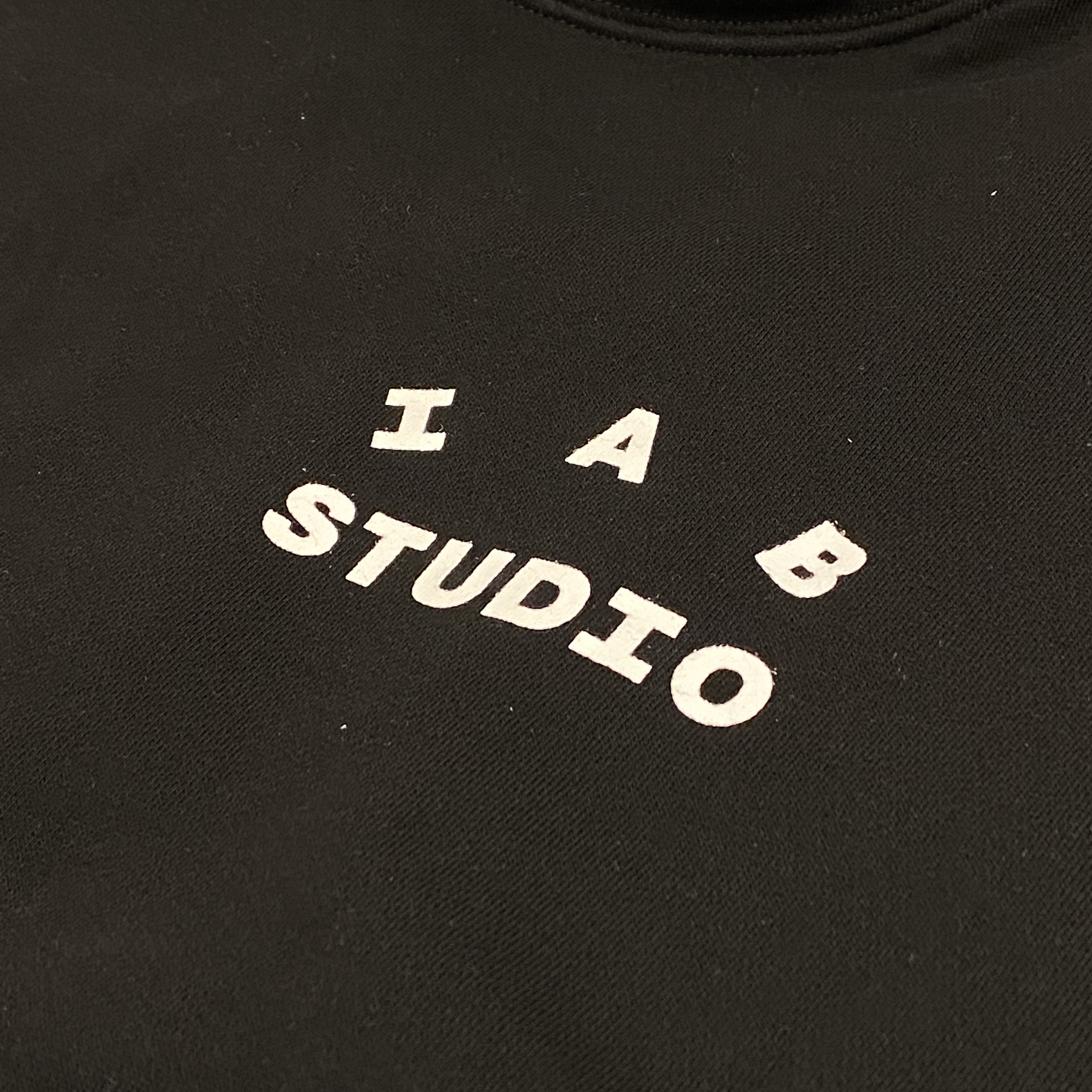 IAB Studio Hoodie Black White 착용 스타일