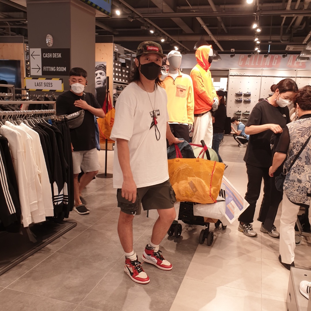 Jordan 1 x Off-White Retro High Chicago The Ten, Supreme x Emilio Pucci Box Logo T-Shirt White Black - 21SS 착용 스타일 - 2