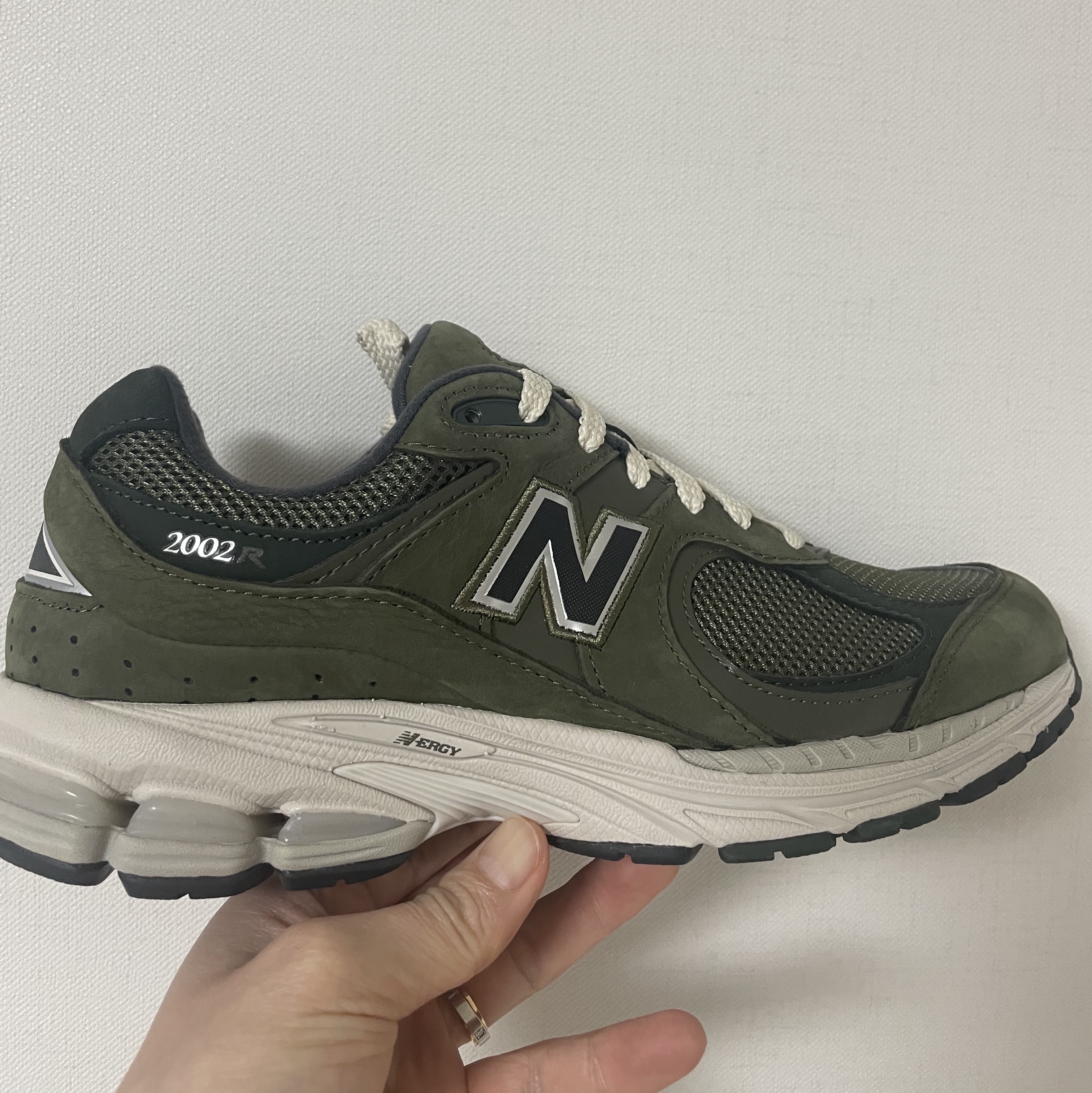New Balance 2002R Grape Leaf 착용 스타일 - 1
