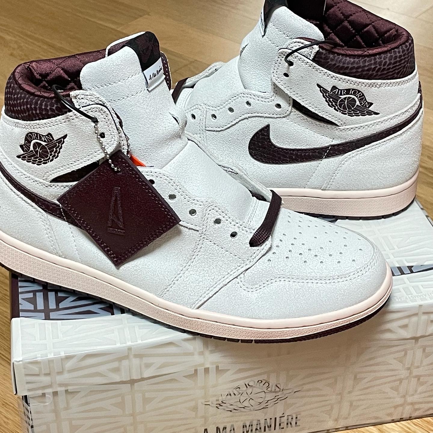 Jordan 1 x A Ma Maniere Retro High OG SP Sail and Burgundy 착용 스타일 - 2