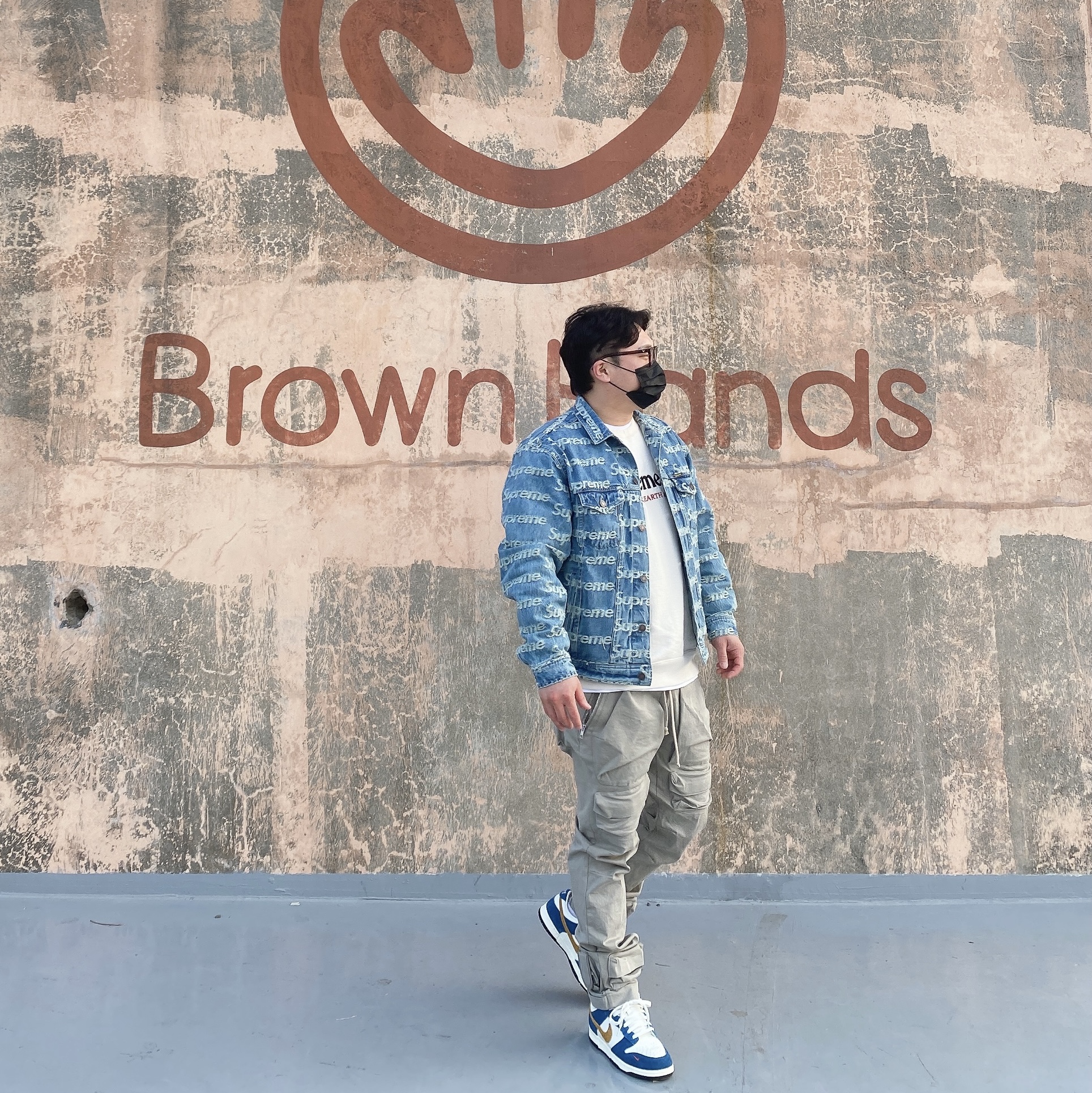 Supreme Frayed Logos Denim Trucker Jacket Blue - 21SS, Nike x Kasina Dunk Low 80's Bus 착용 스타일