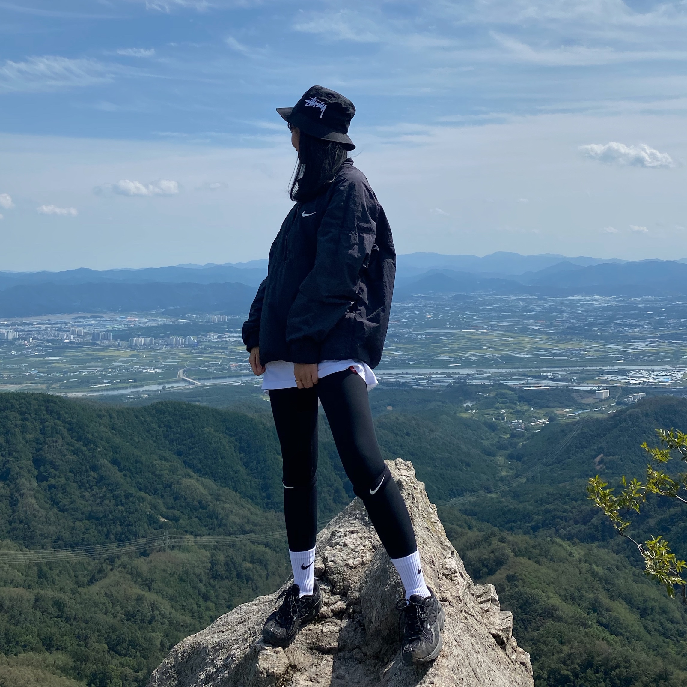 Nike x Stussy Windrunner Jacket Off Noir, Nike x Stussy Bucket Hat Black 착용 스타일 - 1