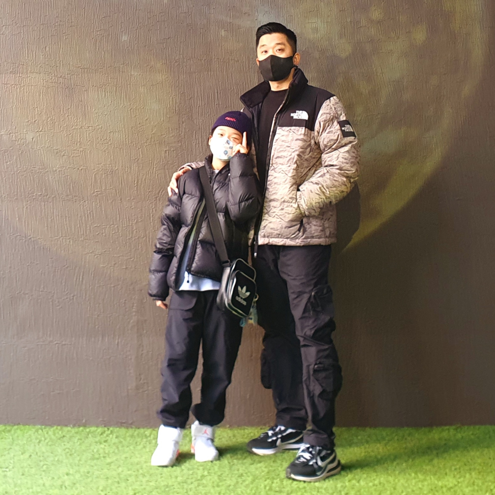 Nike x Sacai VaporWaffle Black White, The North Face White Label Novelty Nuptse Down Jacket Beige 착용 스타일