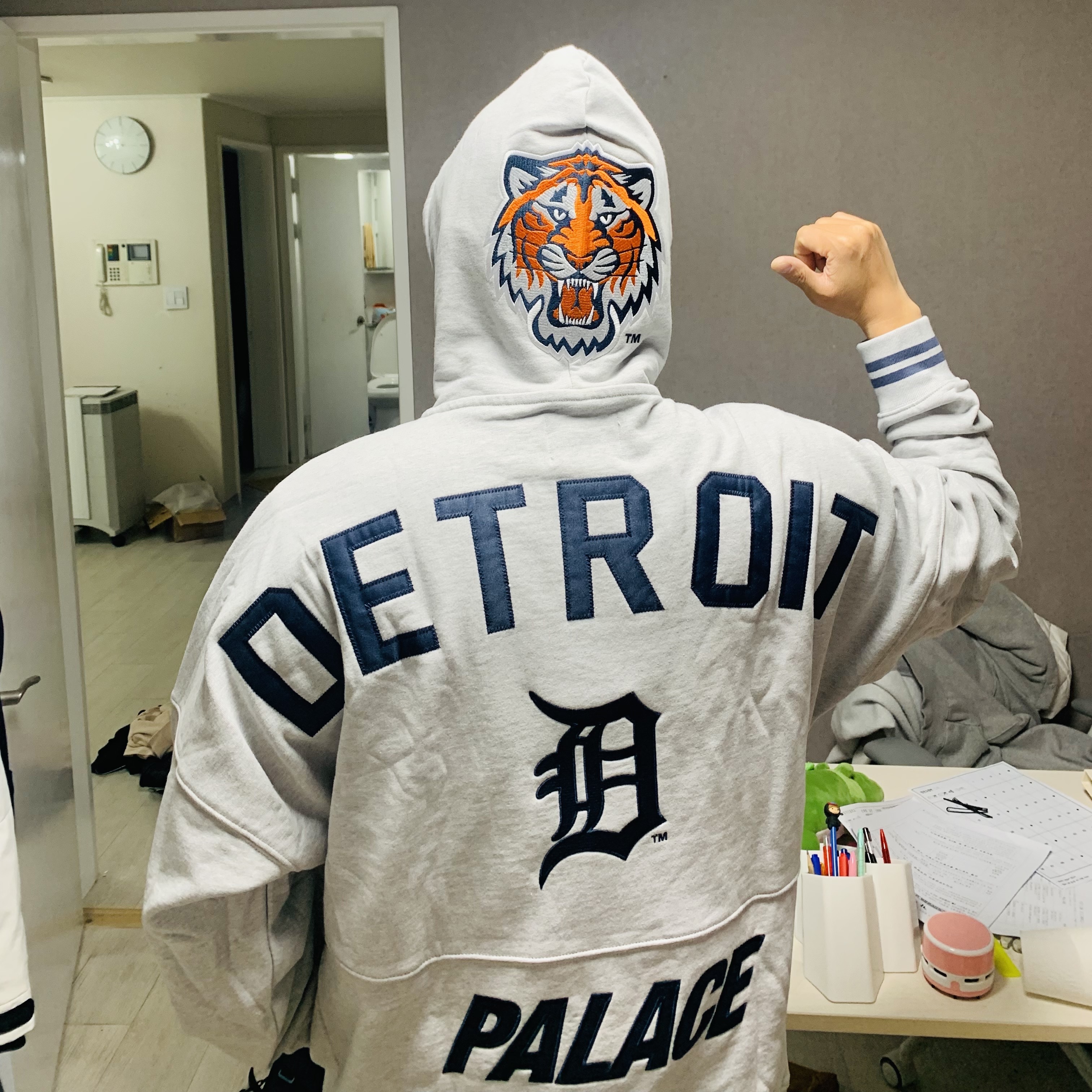 Palace x Detroit Tigers New Era Drop Shoulder Hood Grey Marl- 22SS 착용 스타일 - 1