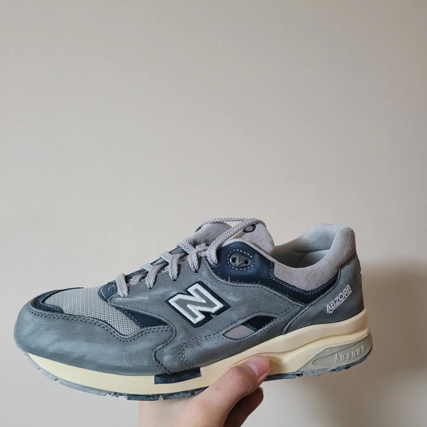 New Balance 1600 Premium Vintage Grey 착용 스타일 - 1