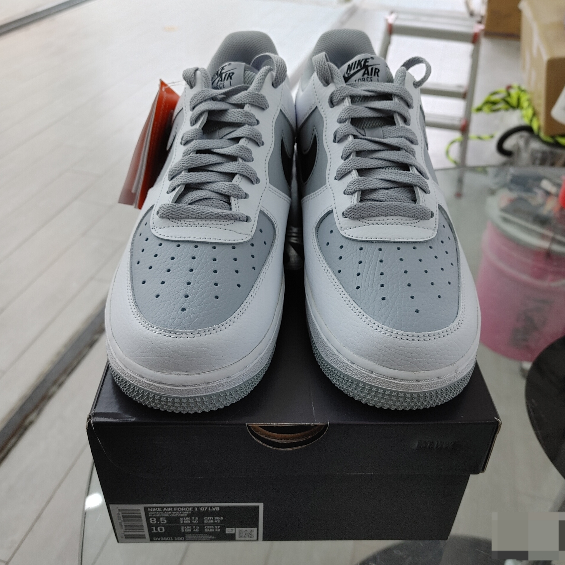 Nike Air Force 1 '07 Cut Out Swoosh Cool Grey 착용 스타일 - 4