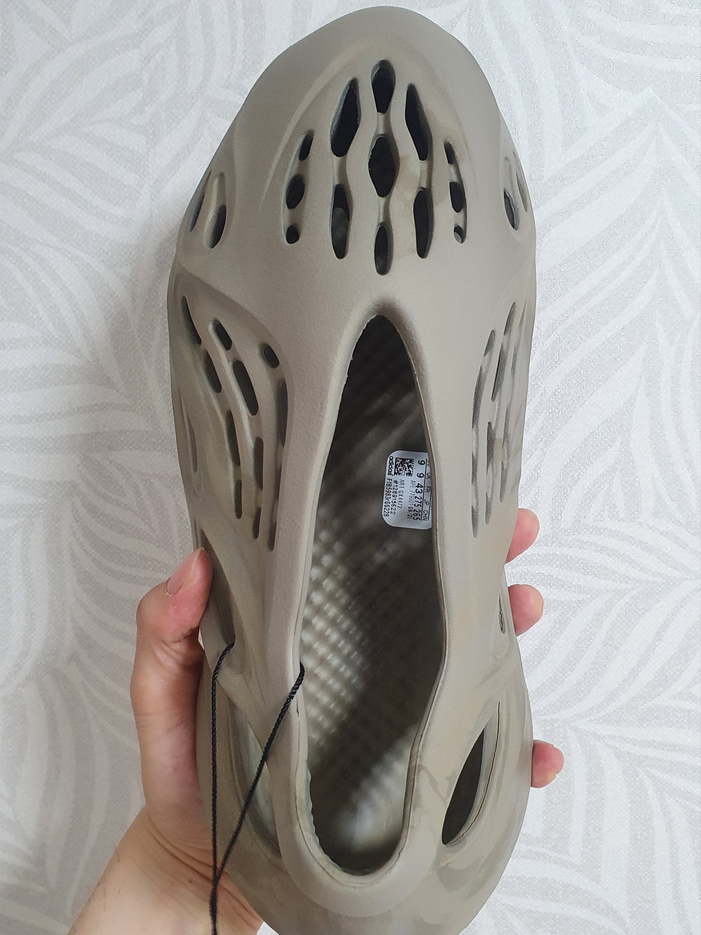 Adidas Yeezy Foam RNNR Stone Sage 착용 스타일 - 4