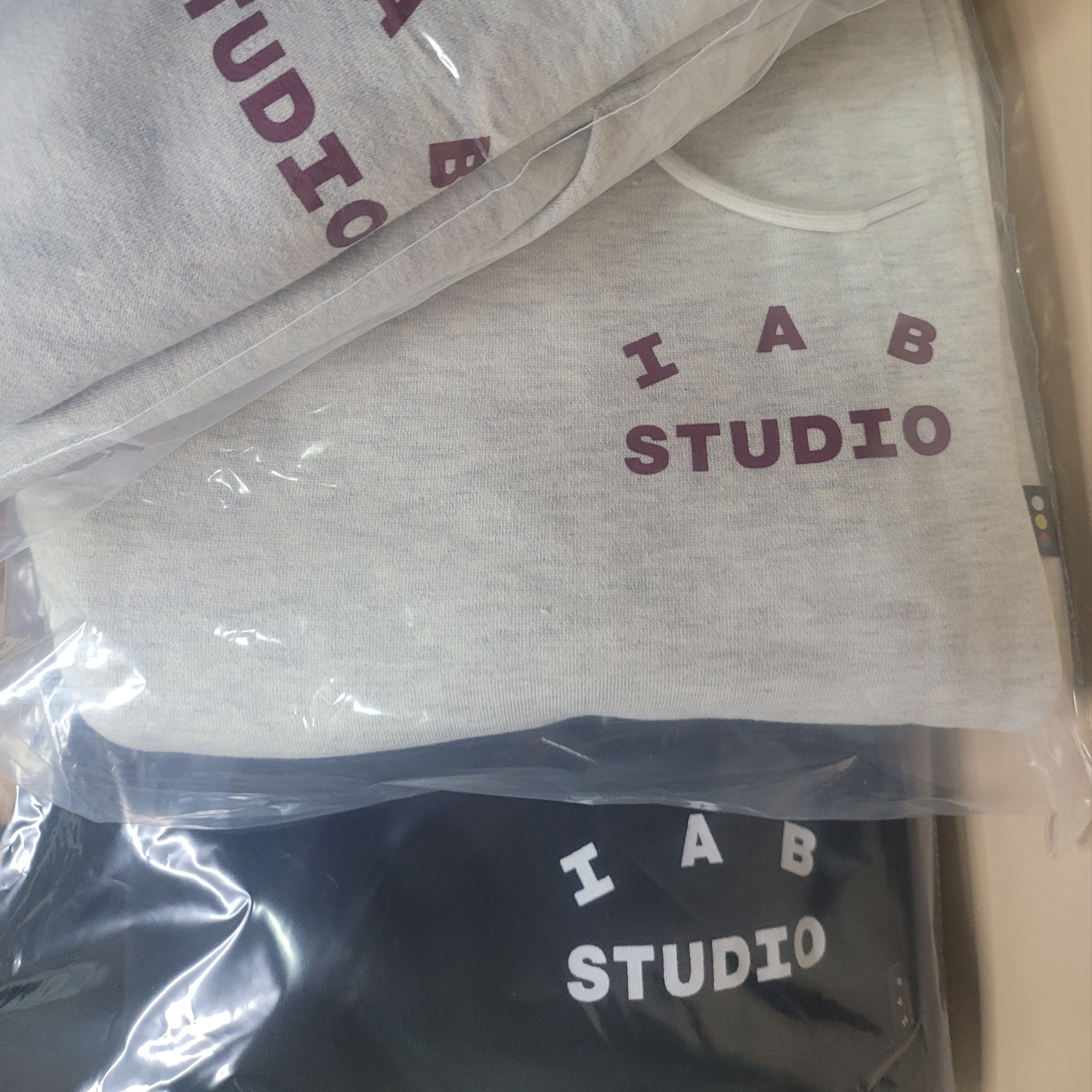 IAB Studio Hoodie Oatmeal Burgundy, IAB Studio Sweatpants Black White - 22SS 착용 스타일 - 2