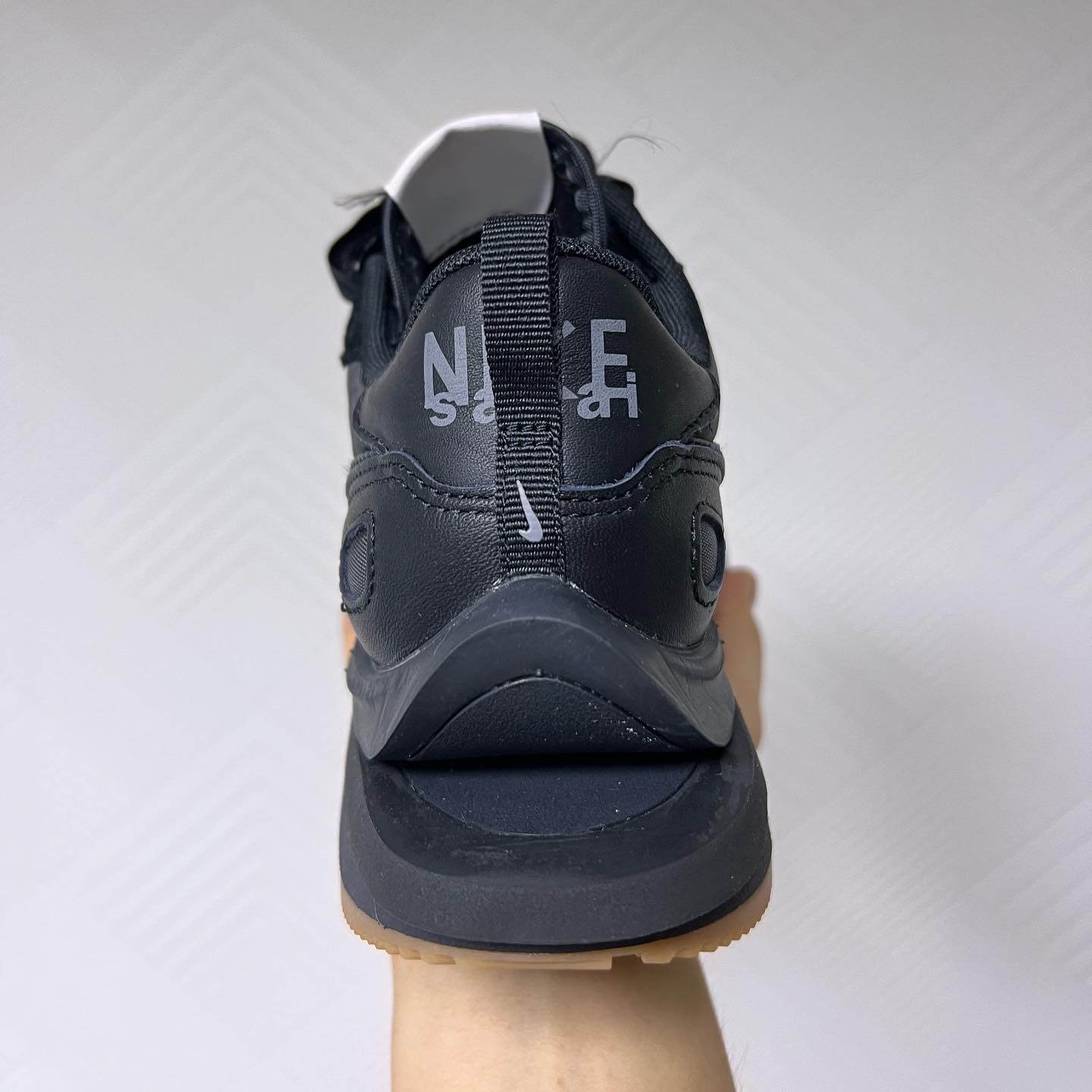 Nike x Sacai VaporWaffle Black and Gum 착용 스타일 - 3