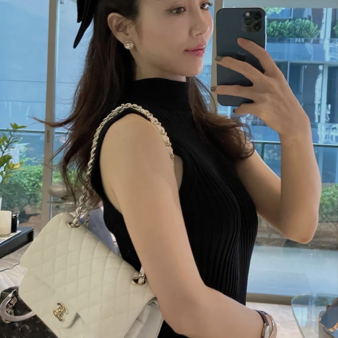 Chanel Medium Classic Handbag Grained Calfskin & Gold White 착용 스타일