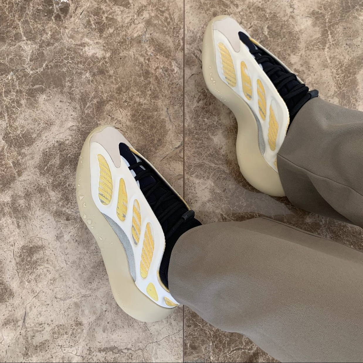 Adidas Yeezy 700 V3 Mono Safflower, Adidas Yeezy 700 V3 Safflower 착용 스타일 - 2