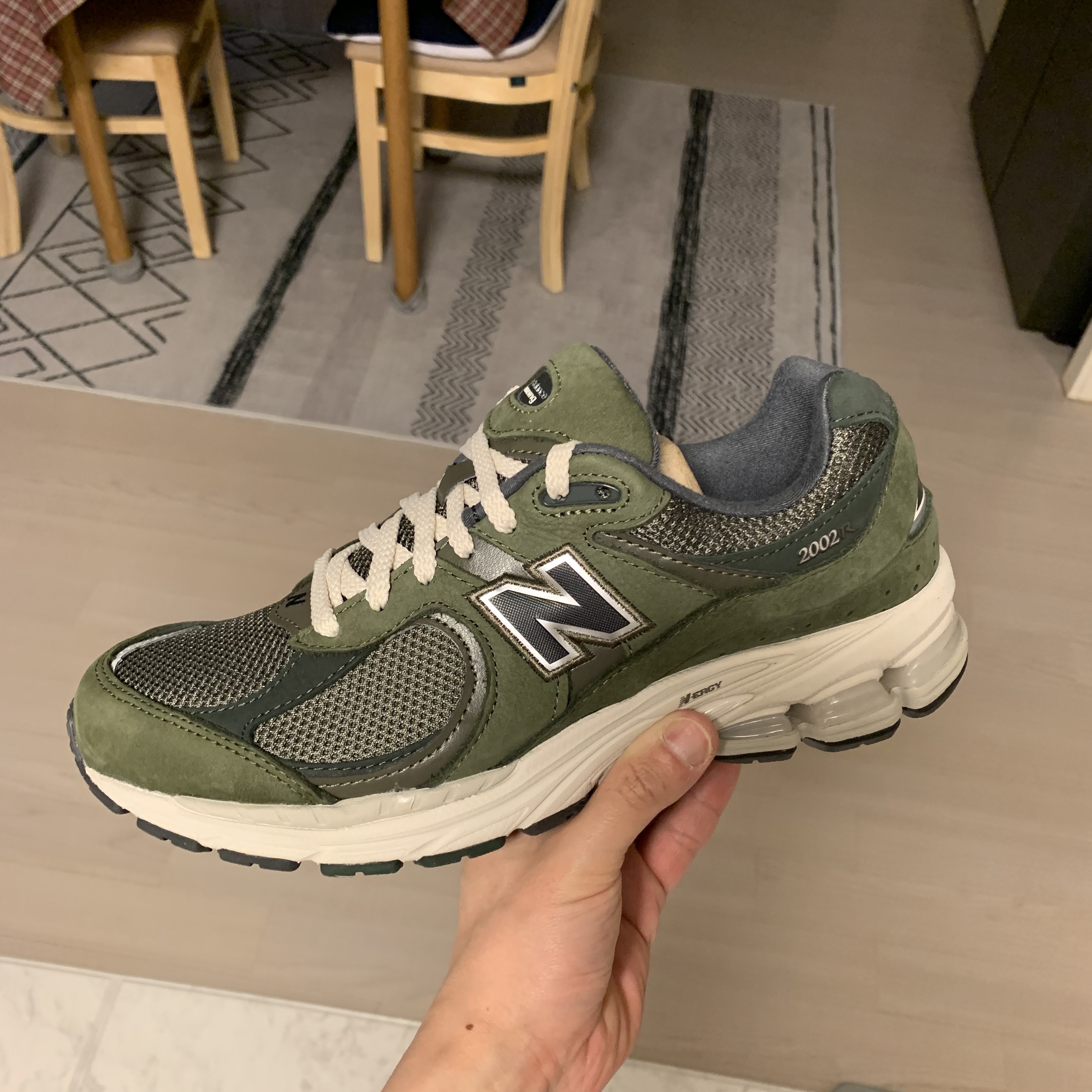 New Balance 2002R Grape Leaf 착용 스타일