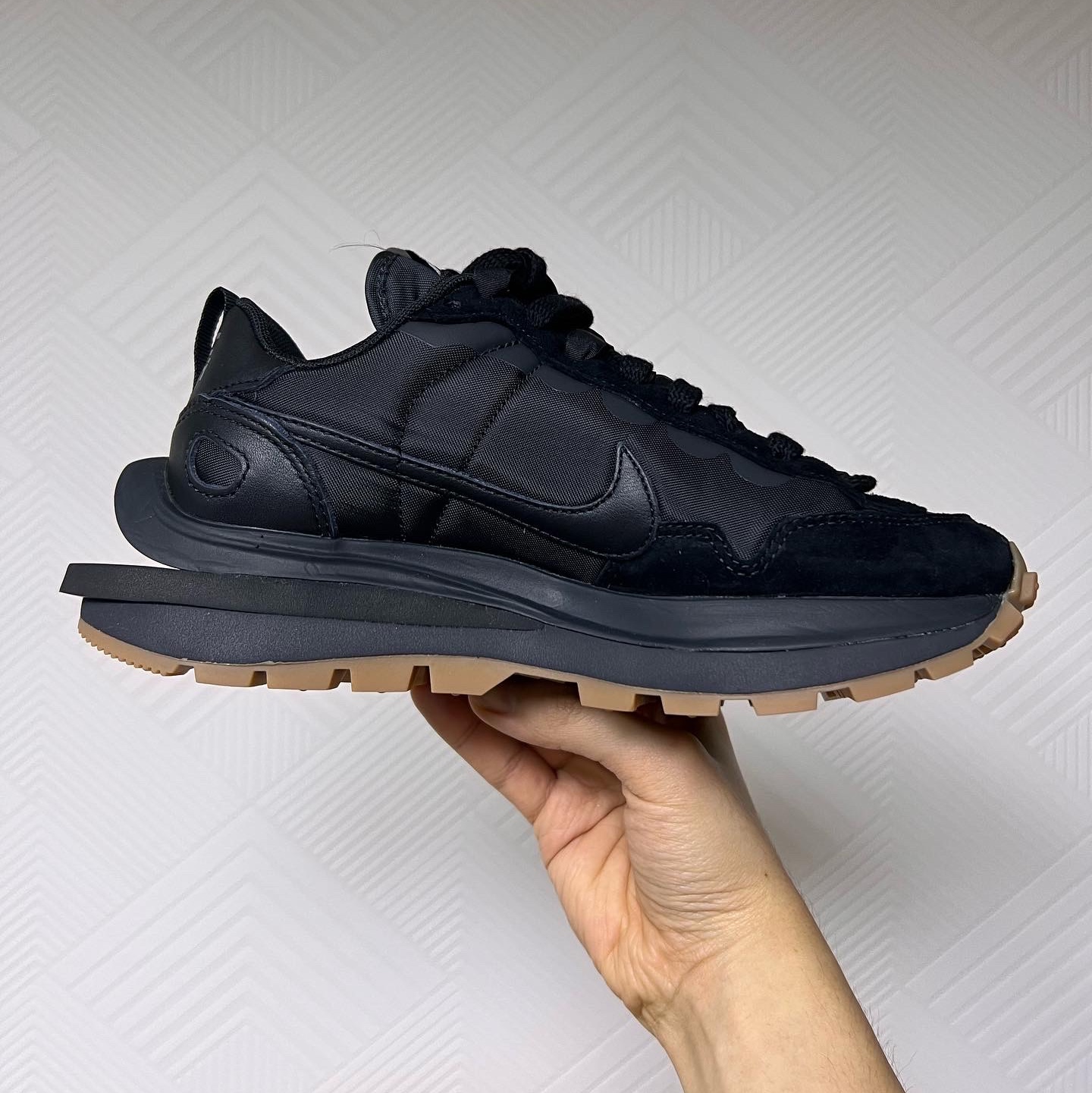 Nike x Sacai VaporWaffle Black and Gum 착용 스타일 - 2