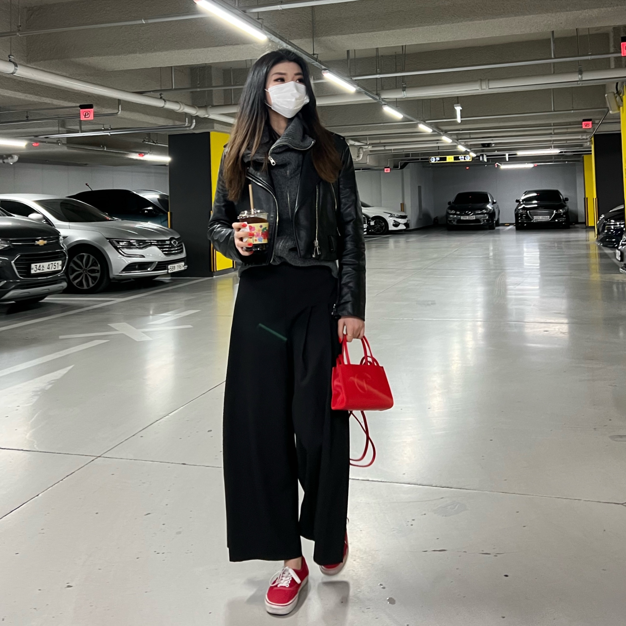 Telfar Small Shopping Bag Red 착용 스타일 - 2