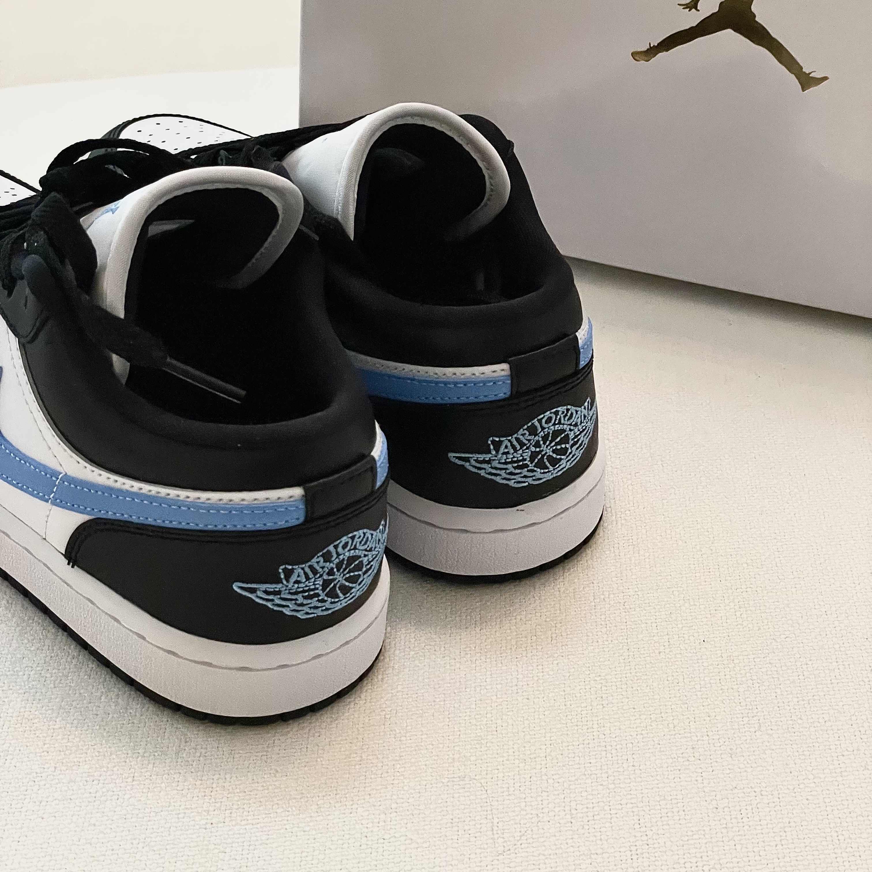 (W) Jordan 1 Low Black University Blue 착용 스타일 - 1