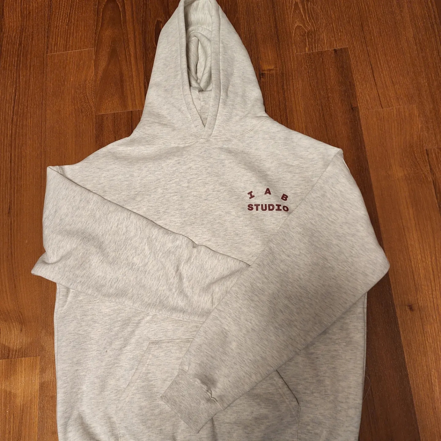 IAB Studio Hoodie Oatmeal Burgundy 착용 스타일 - 1