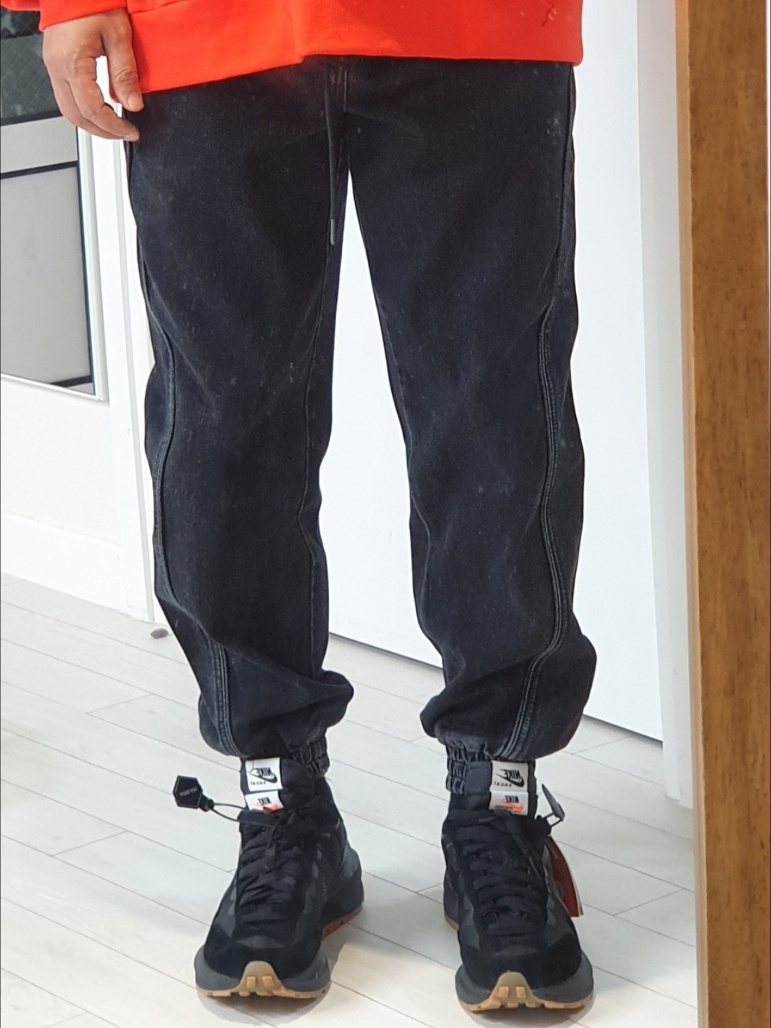 Nike x Sacai VaporWaffle Black and Gum 착용 스타일 - 2
