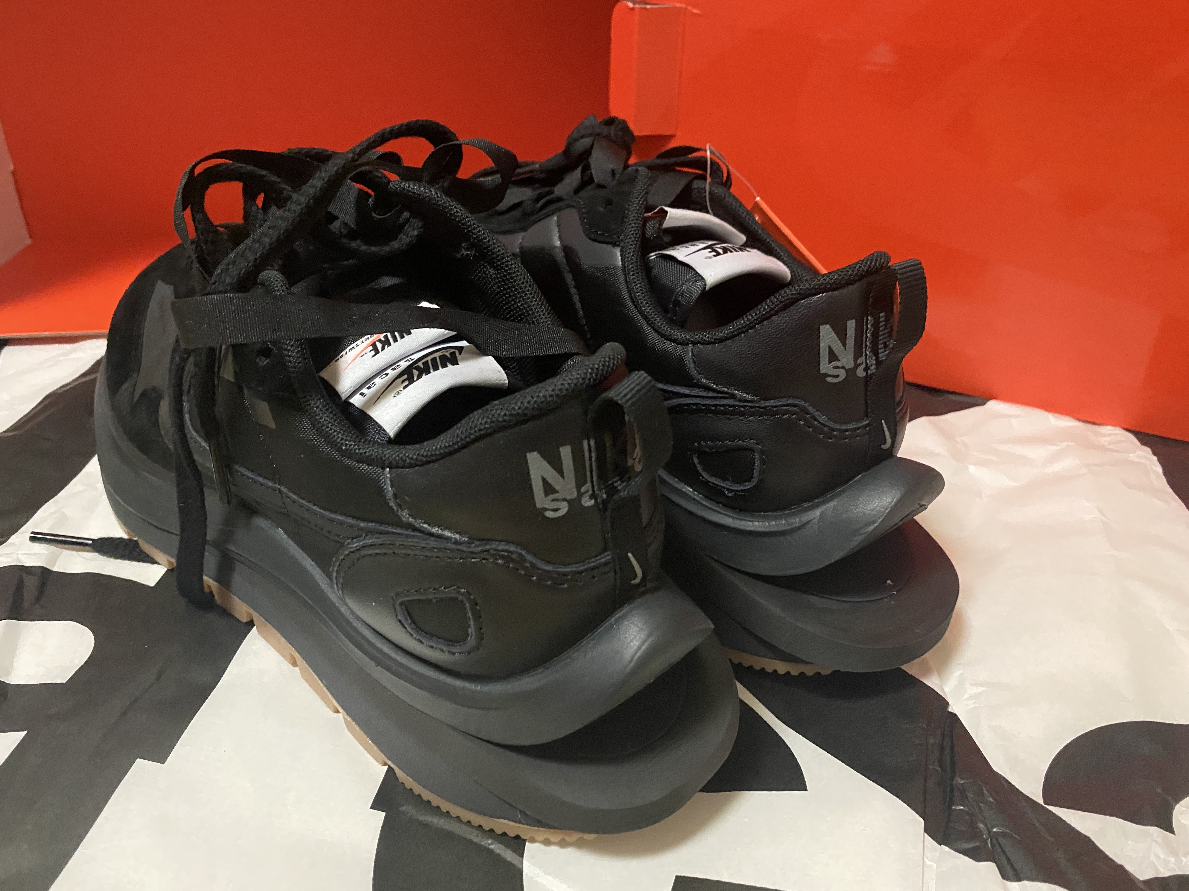 Nike x Sacai VaporWaffle Black and Gum 착용 스타일 - 2