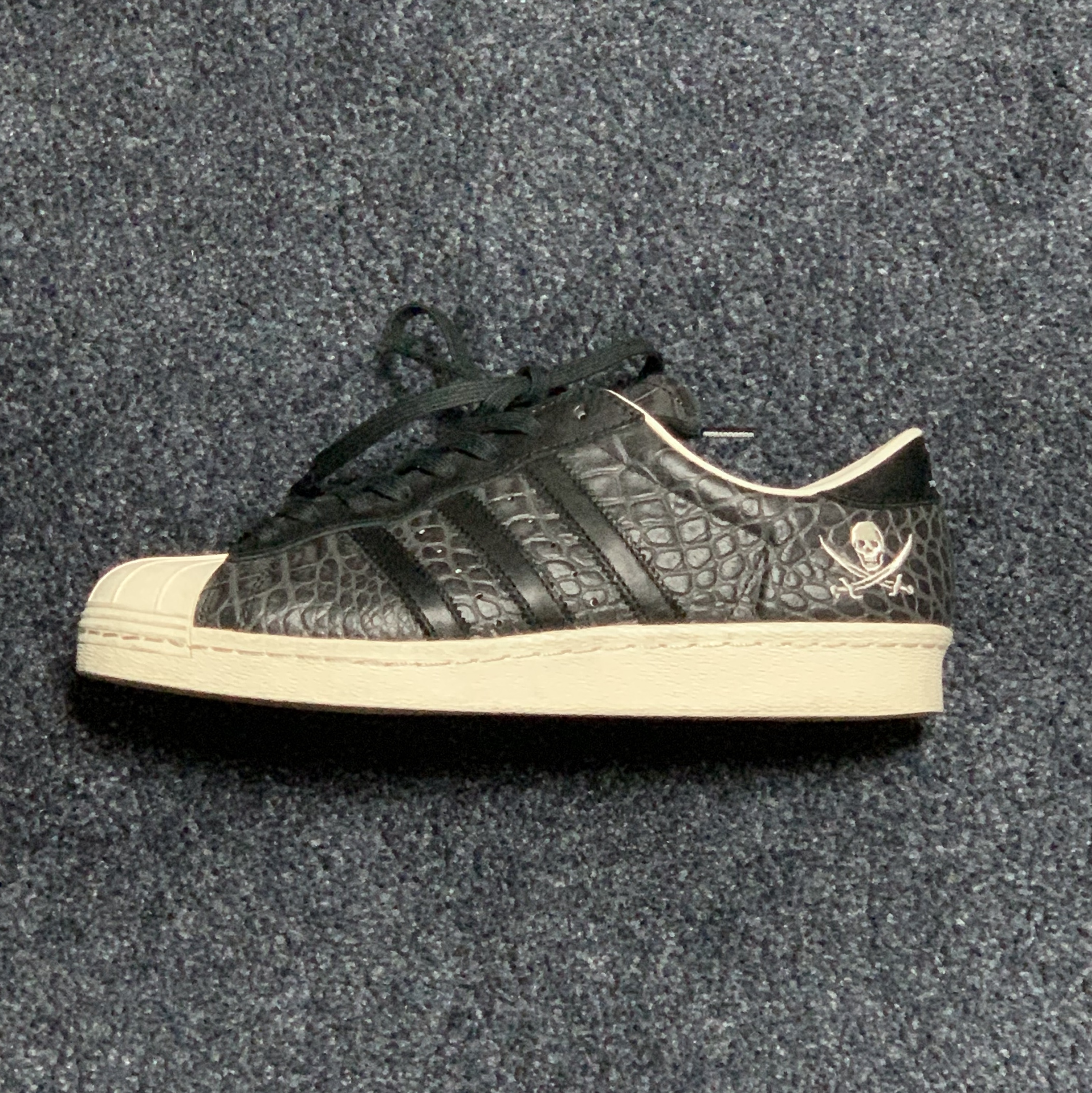 Adidas x Neighborhood Superstar 80s Core Black 착용 스타일