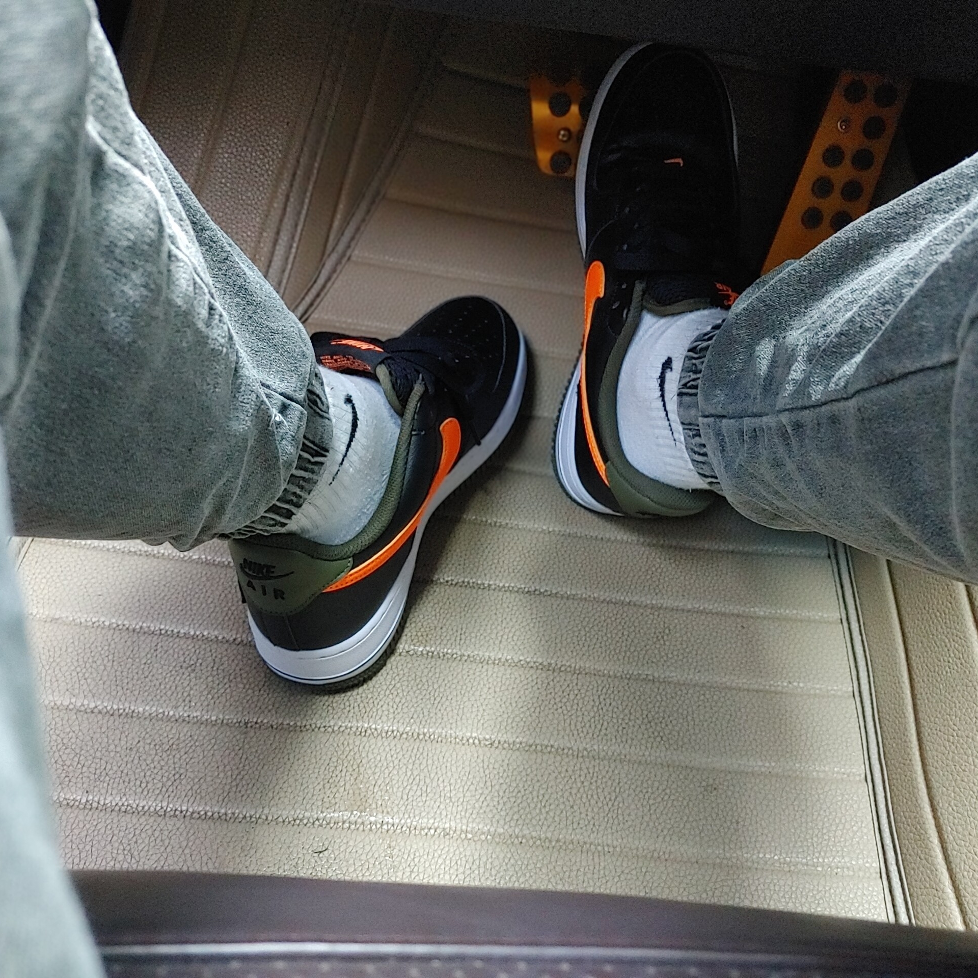Nike Air Force 1 '07 LV8 Black Total Orange 착용 스타일