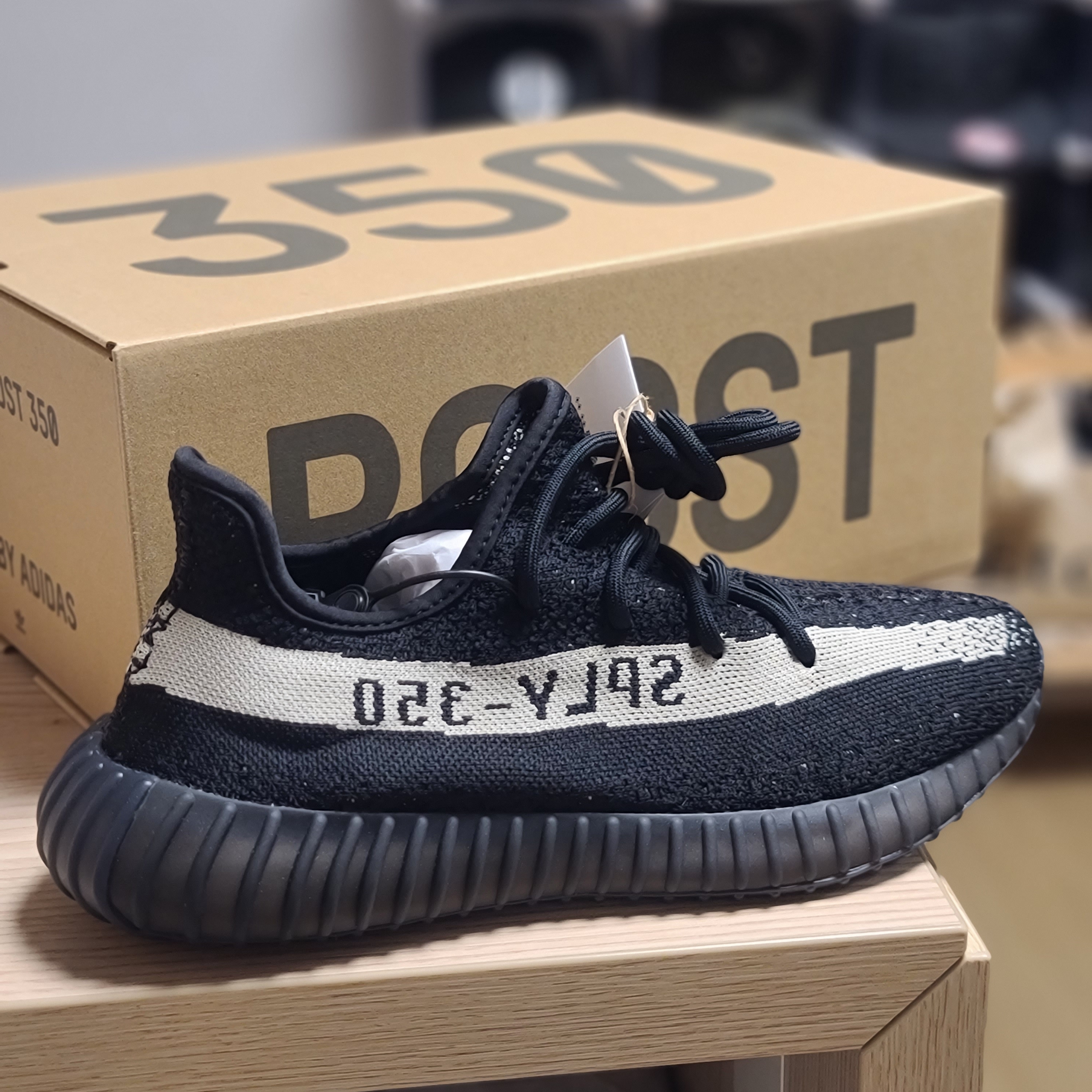 Adidas Yeezy Boost 350 V2 Core Black White 2022 착용 스타일 - 1