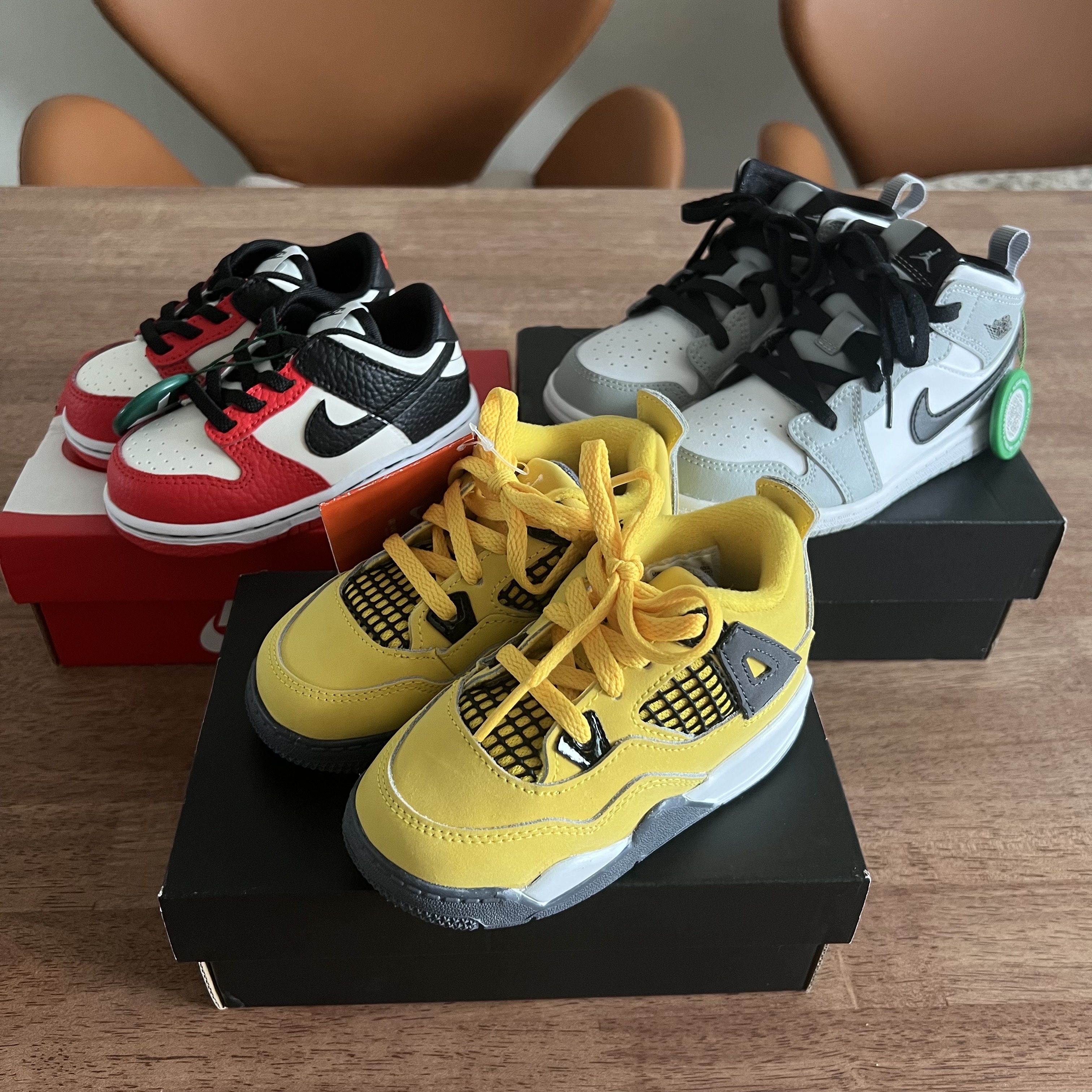 (TD) Nike x NBA Dunk Low Black and Chile Red, (TD) Jordan 1 Mid Light Smoke Grey 착용 스타일